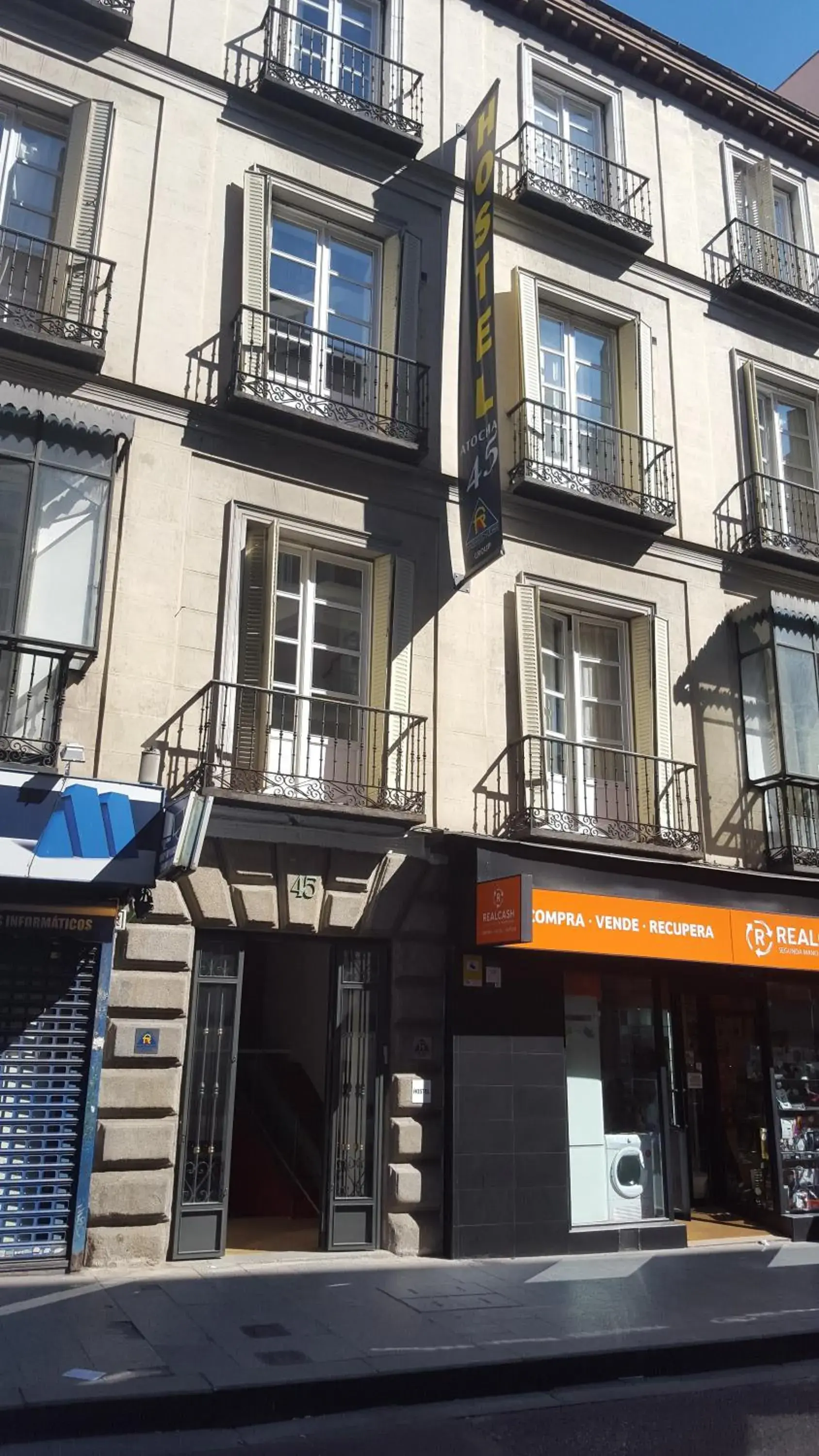 Facade/entrance in Far Home Atocha Facade/entrance in Far Home Atocha