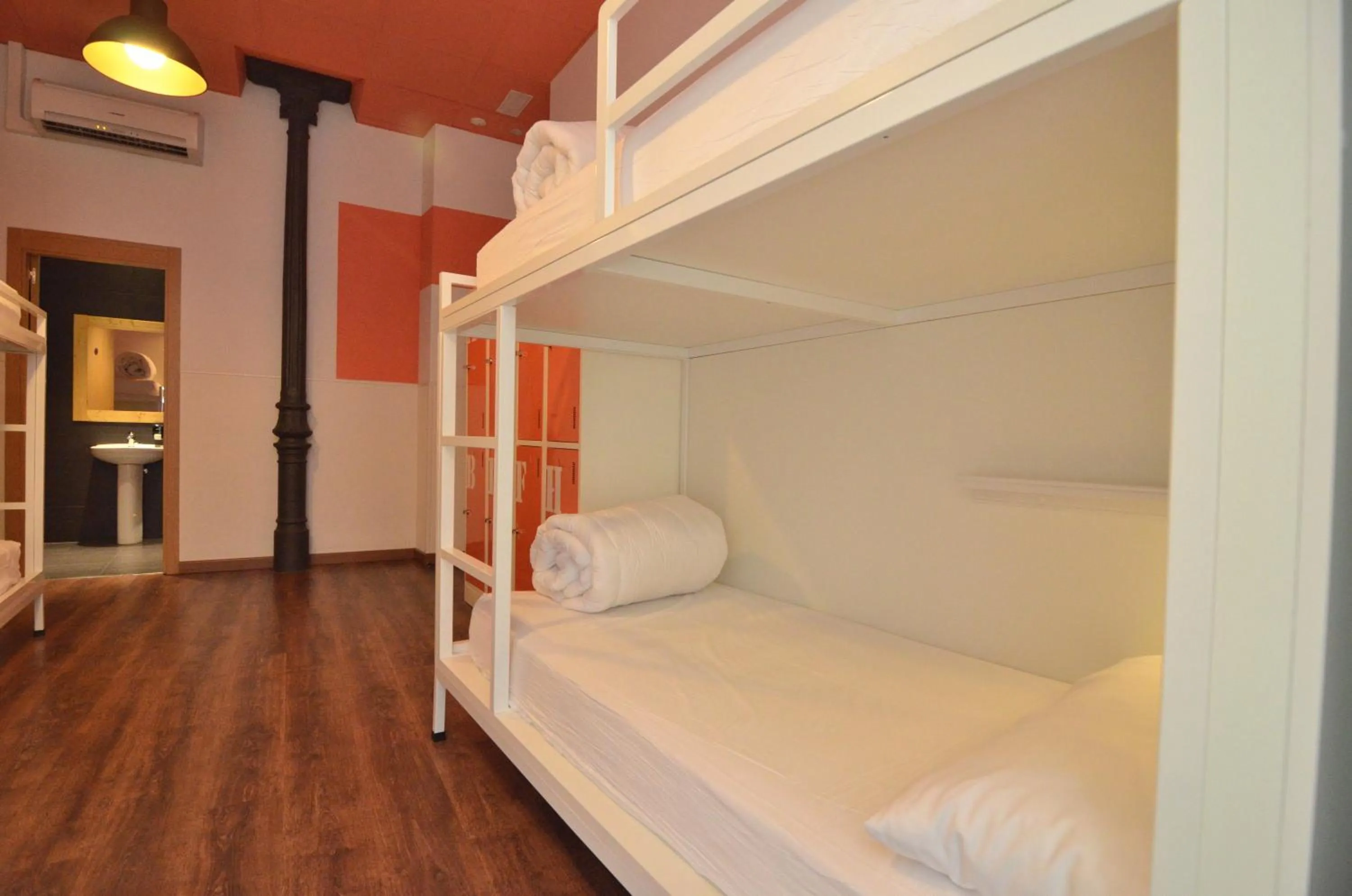 Bedroom, Bed in Far Home Atocha