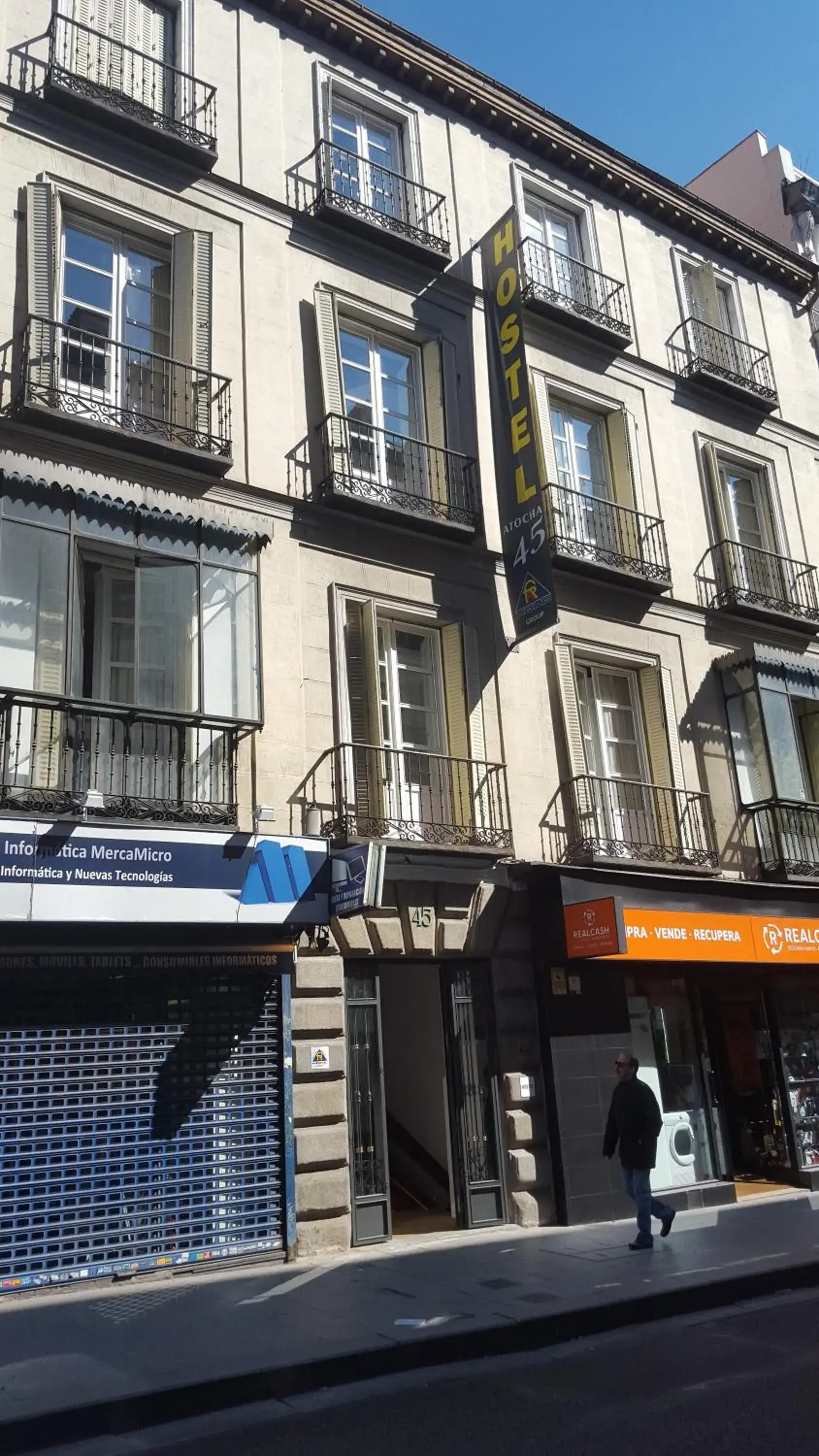 Facade/entrance in Far Home Atocha Facade/entrance in Far Home Atocha