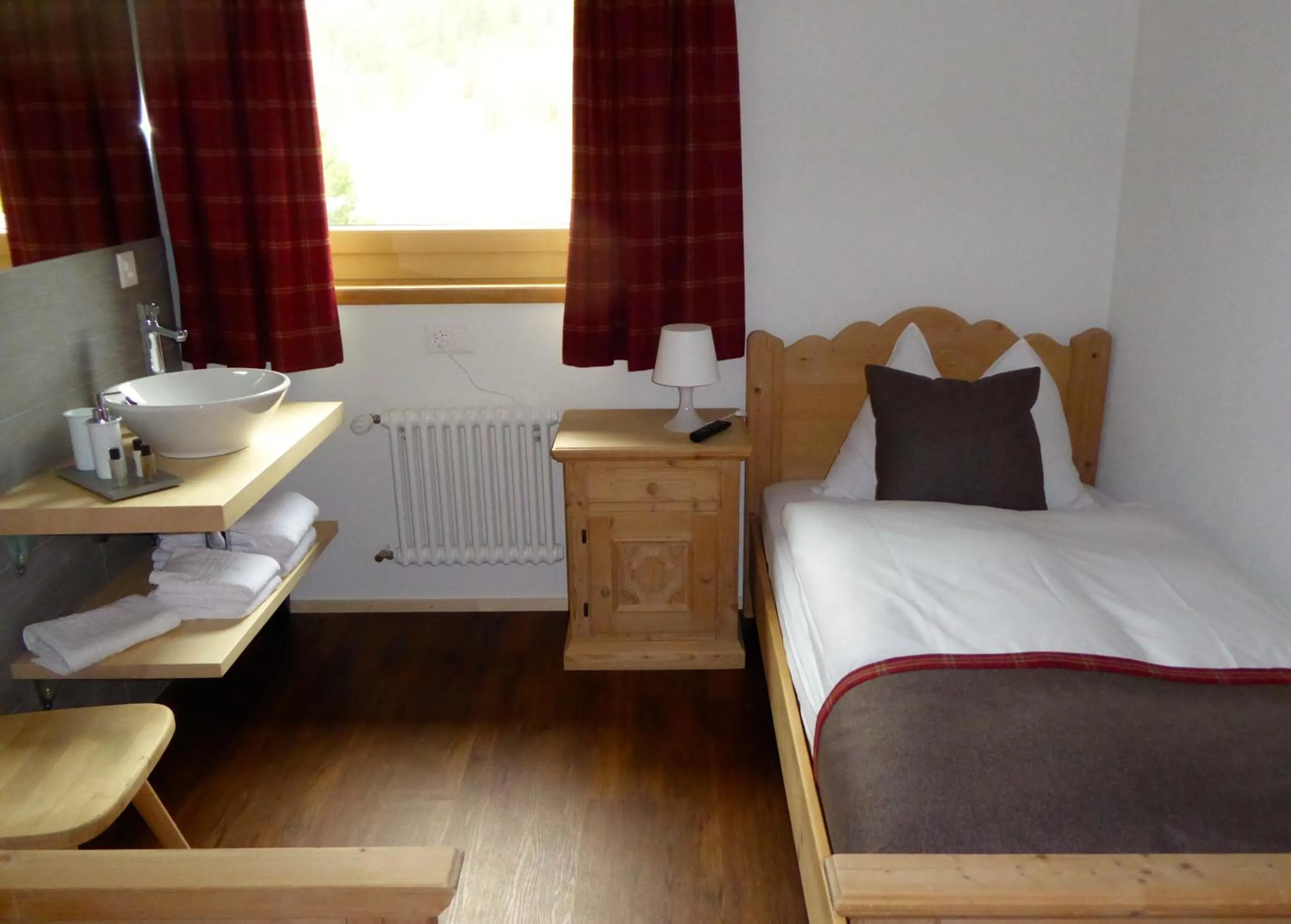 Photo of the whole room, Bed in Hotel Roseg-Gletscher