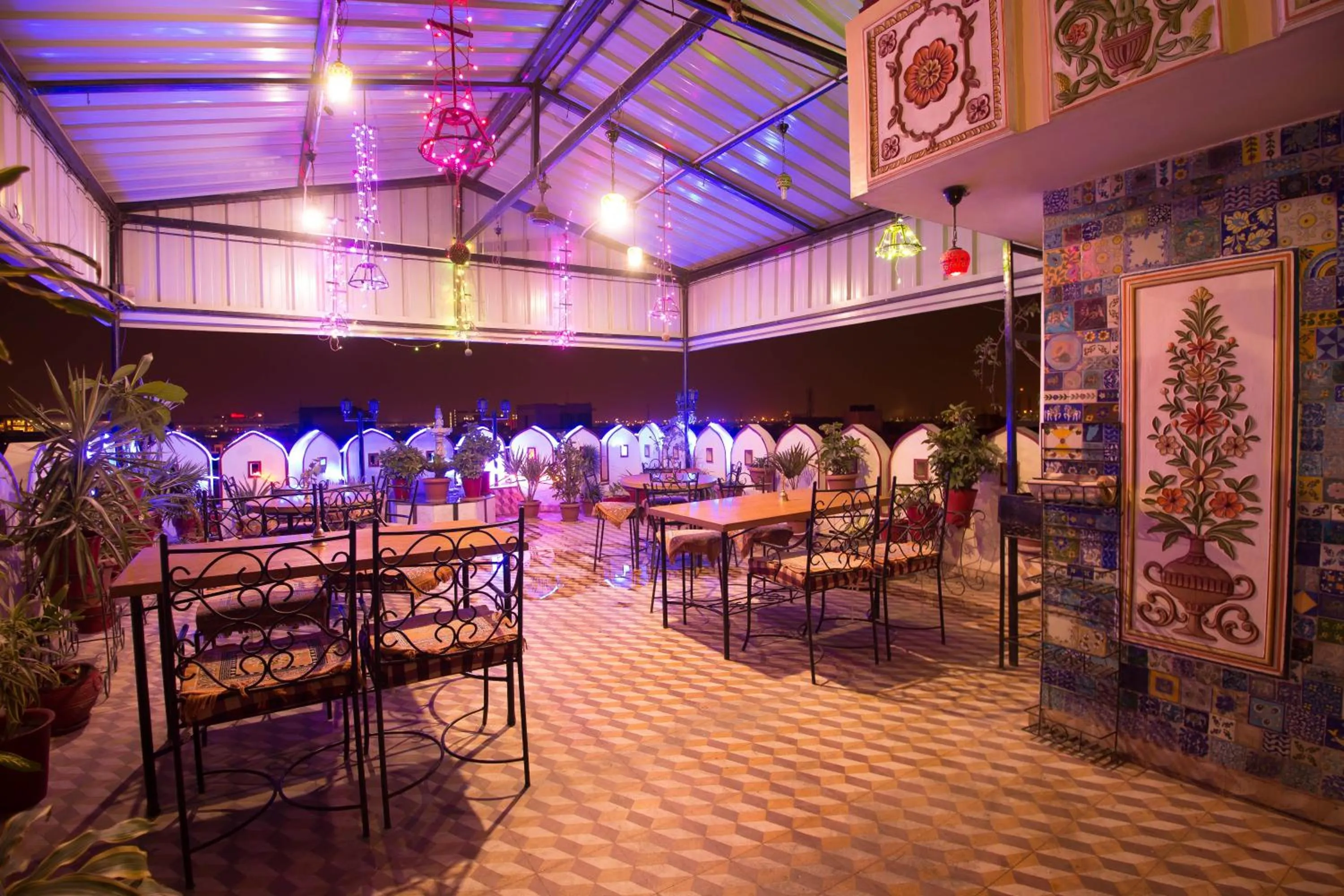 Restaurant/places to eat in Hotel Moon Light Palace