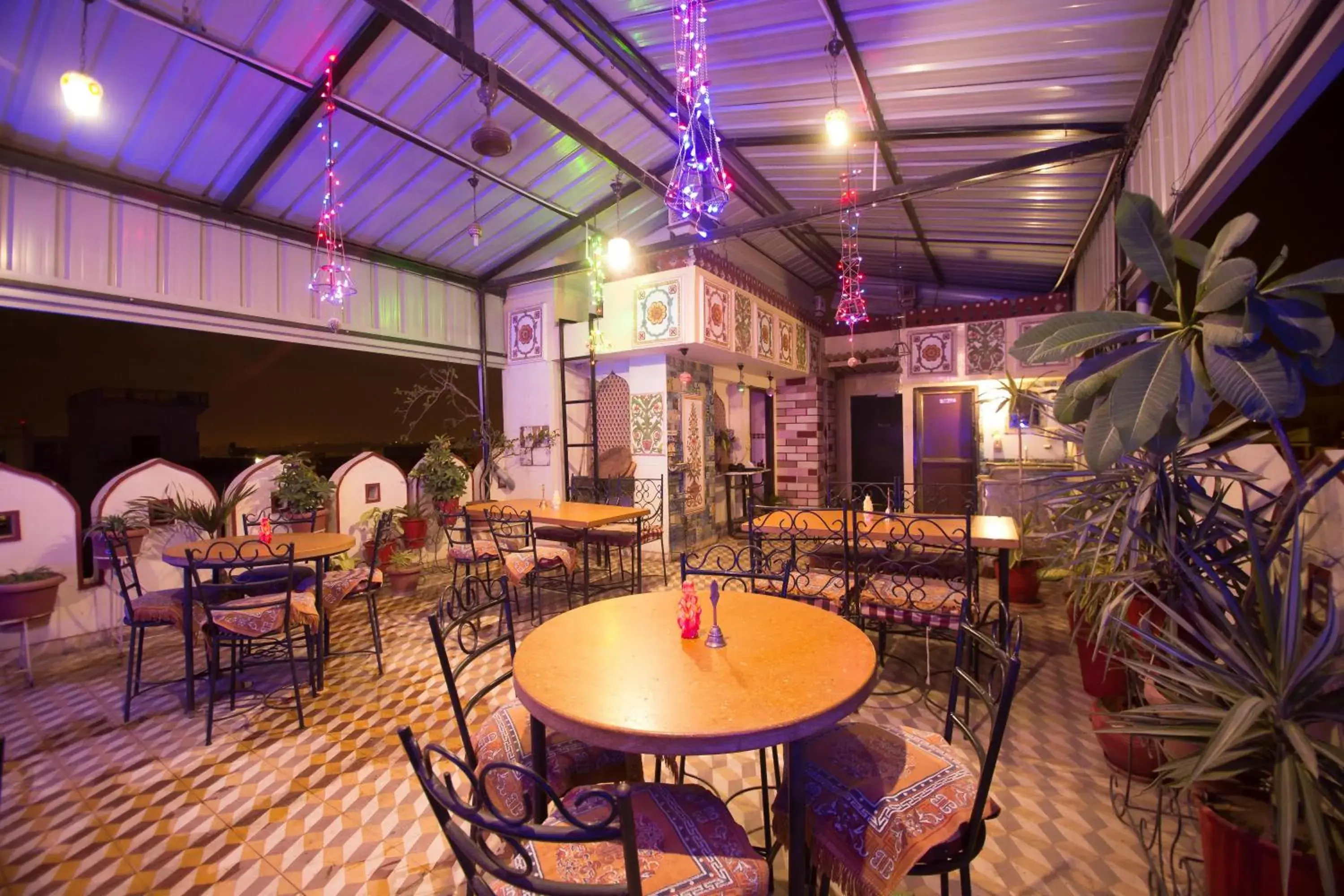 Restaurant/places to eat in Hotel Moon Light Palace Restaurant/places to eat in Hotel Moon Light Palace