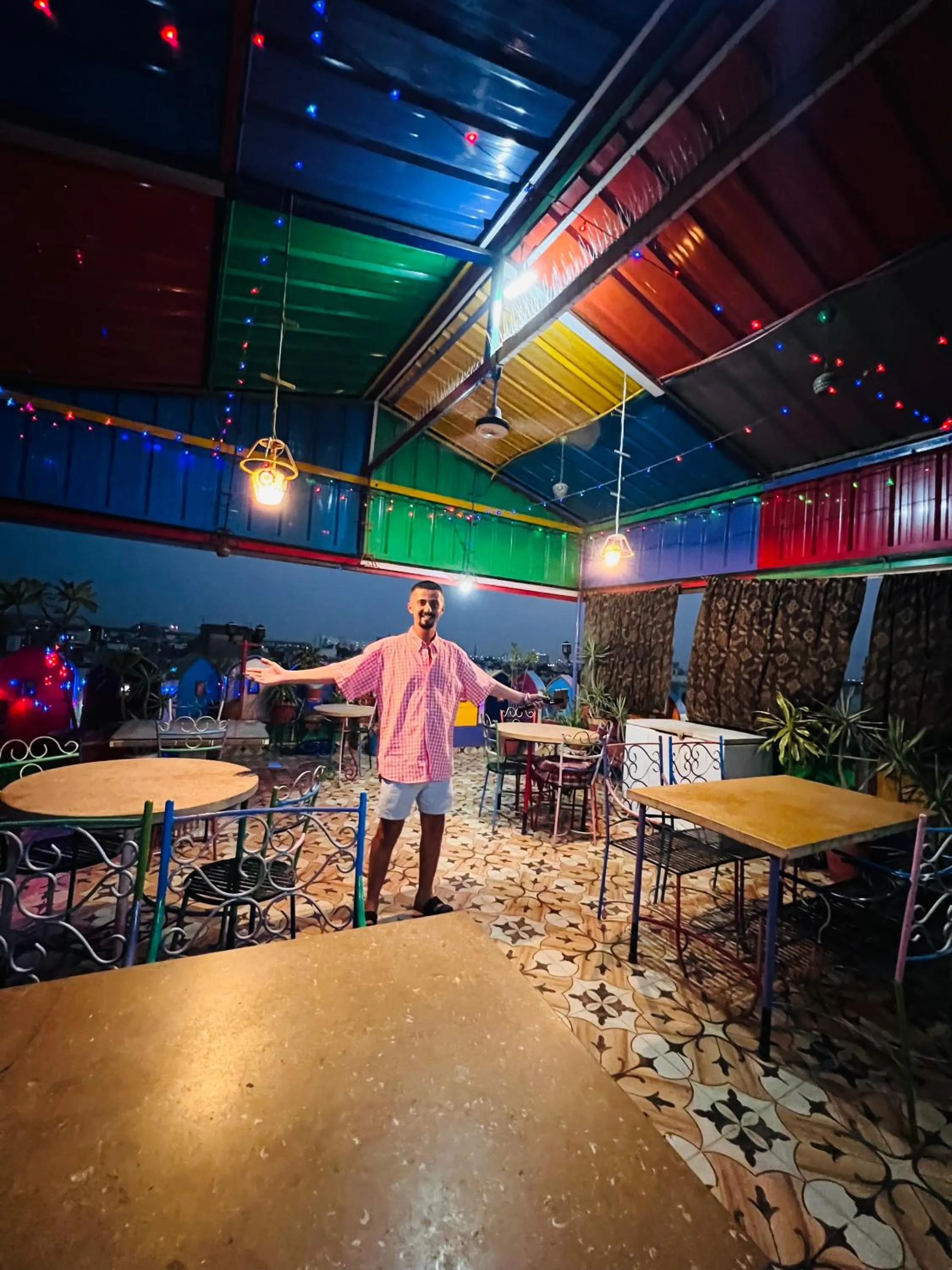 Restaurant/places to eat in Hotel Moon Light Palace