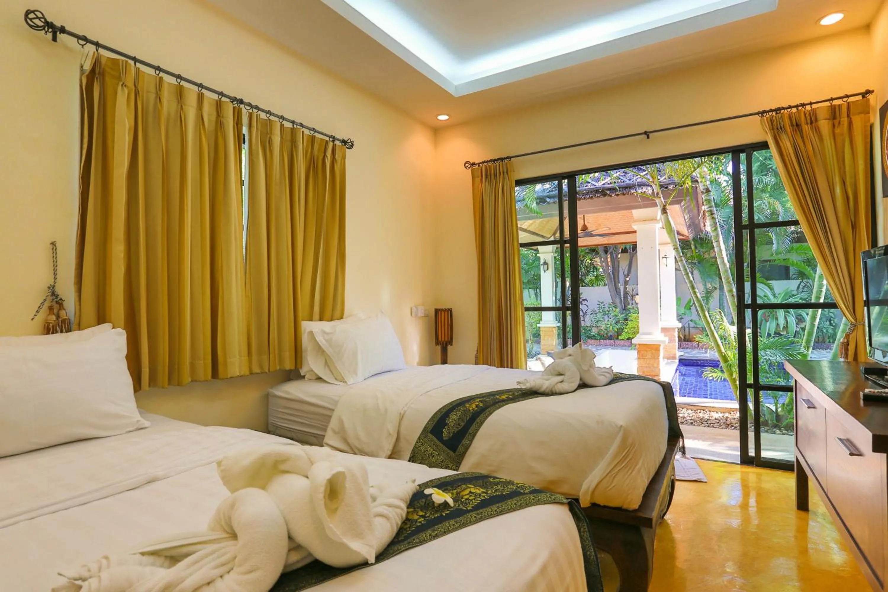 Bed in Pa Prai Villas and Suites Resort