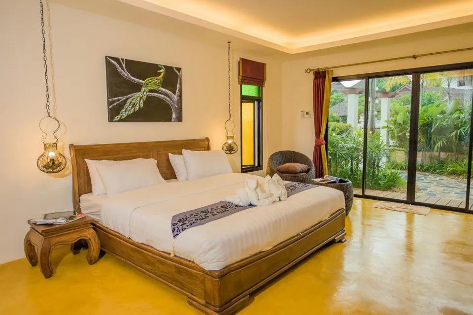 Bed in Pa Prai Villas and Suites Resort