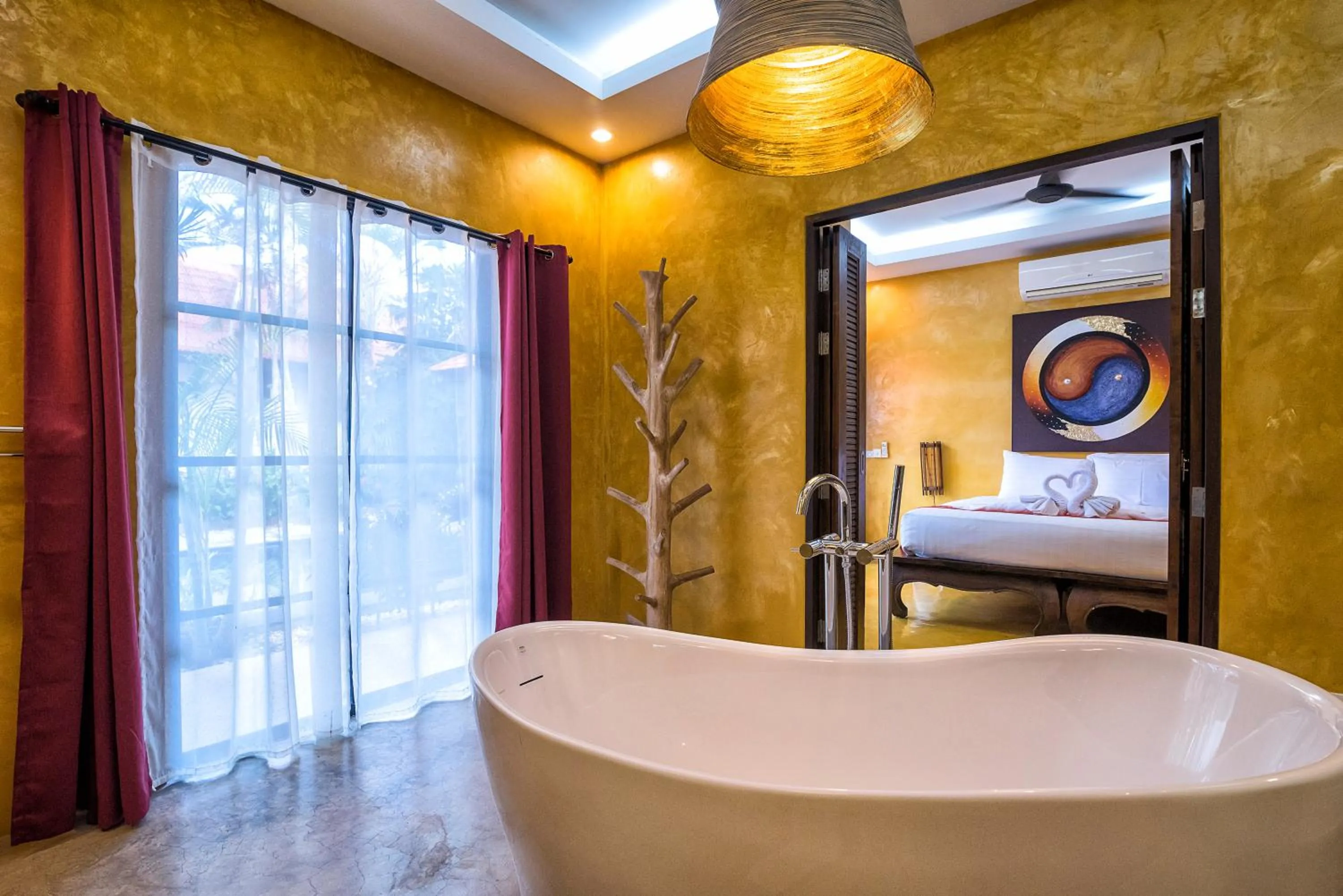 Bed in Pa Prai Villas and Suites Resort