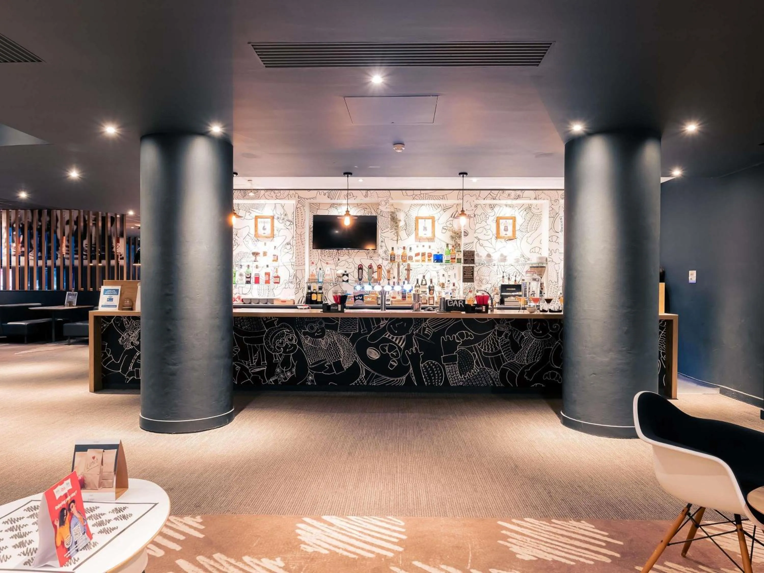 Lounge or bar in ibis Portsmouth