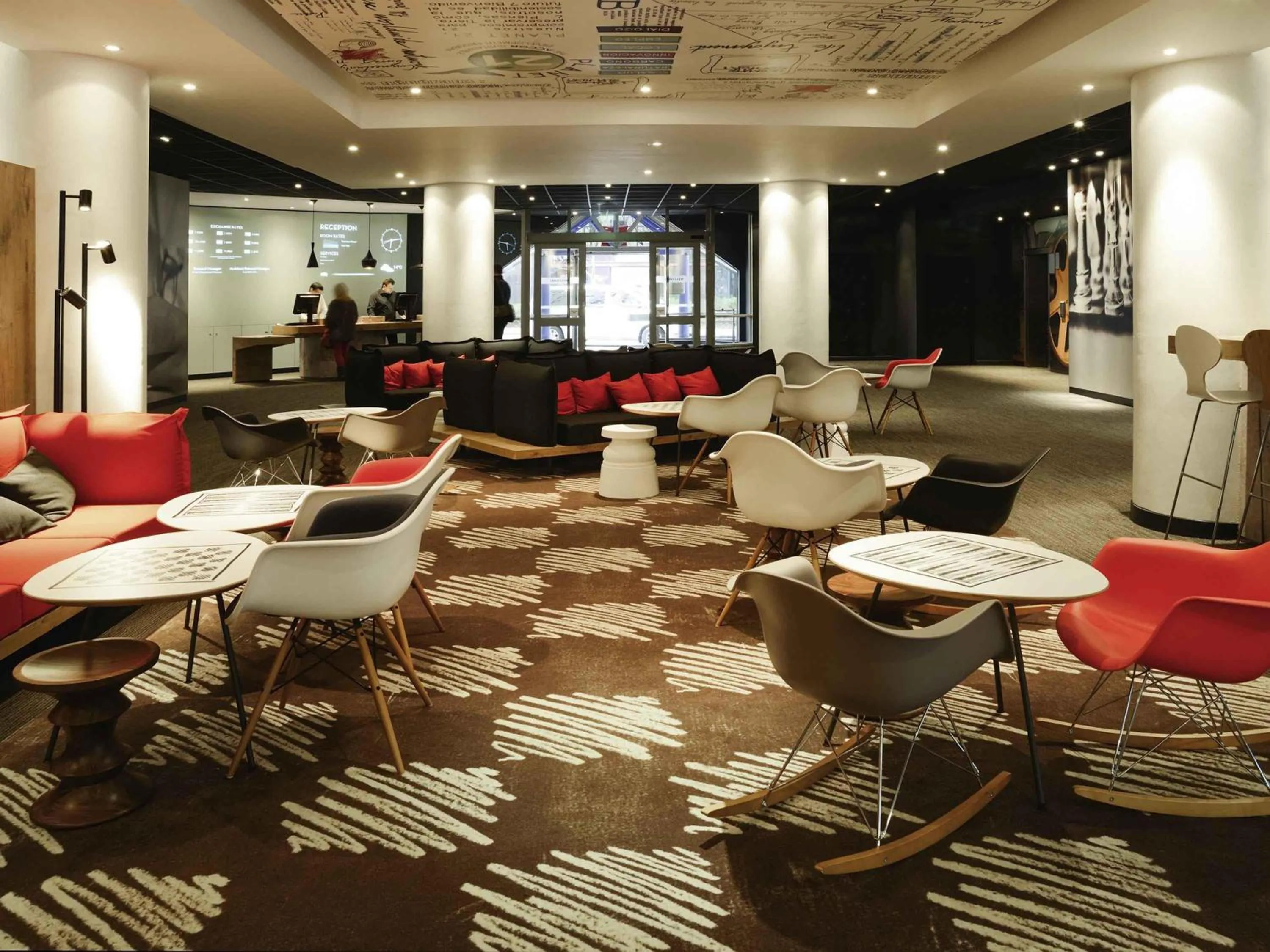 Lounge or bar in ibis Portsmouth