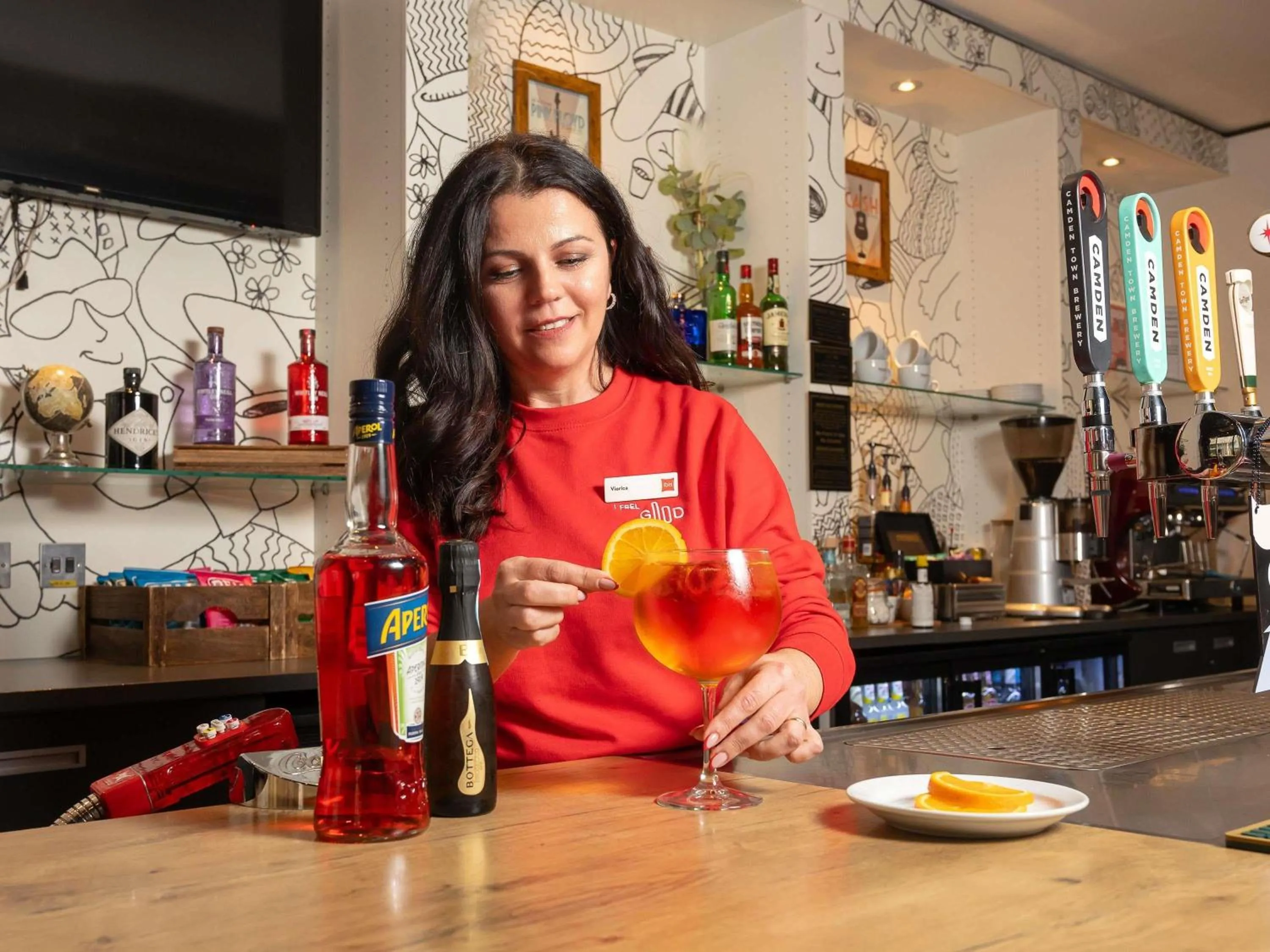 Lounge or bar in ibis Portsmouth