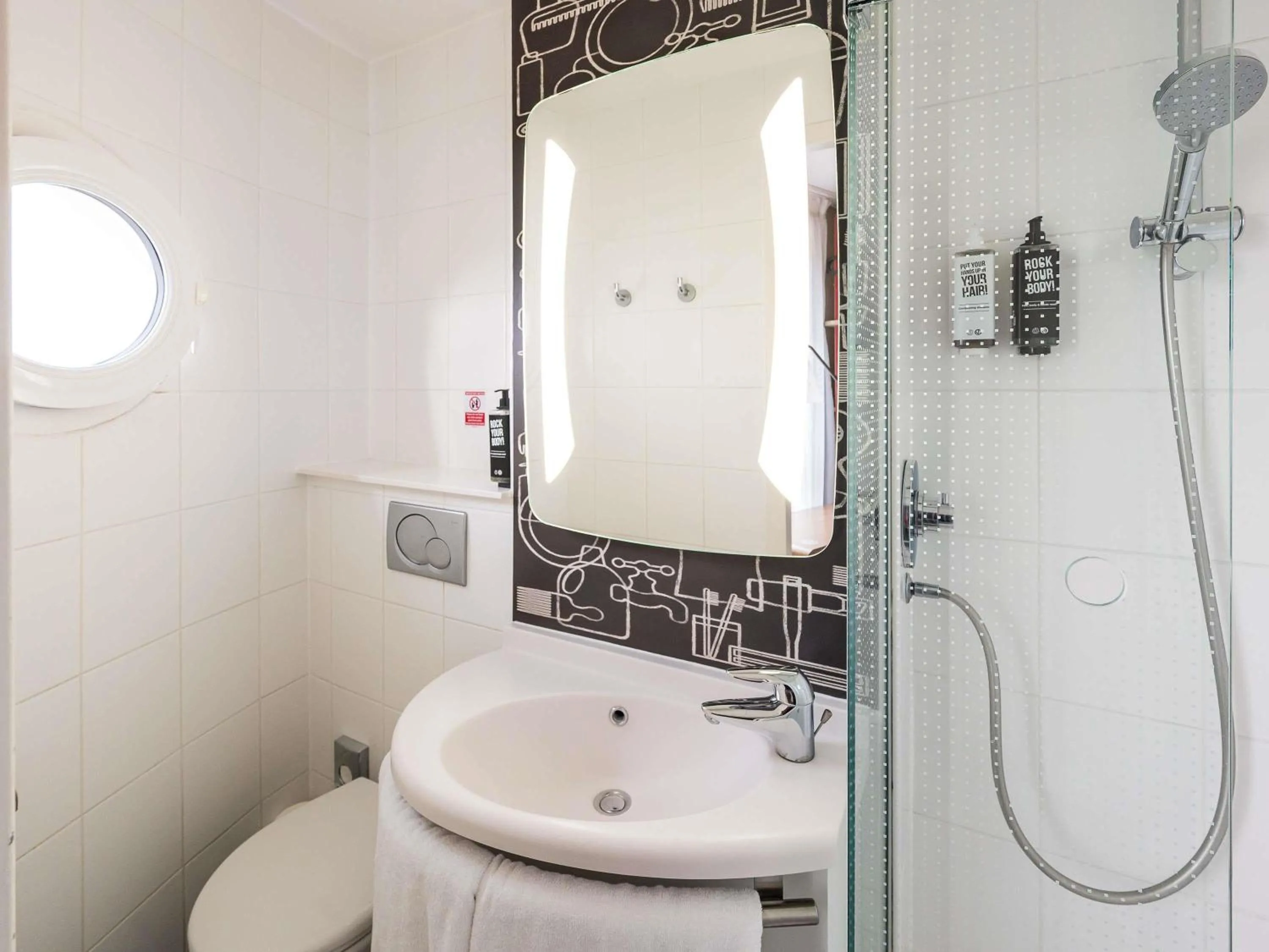 Bedroom in ibis Portsmouth