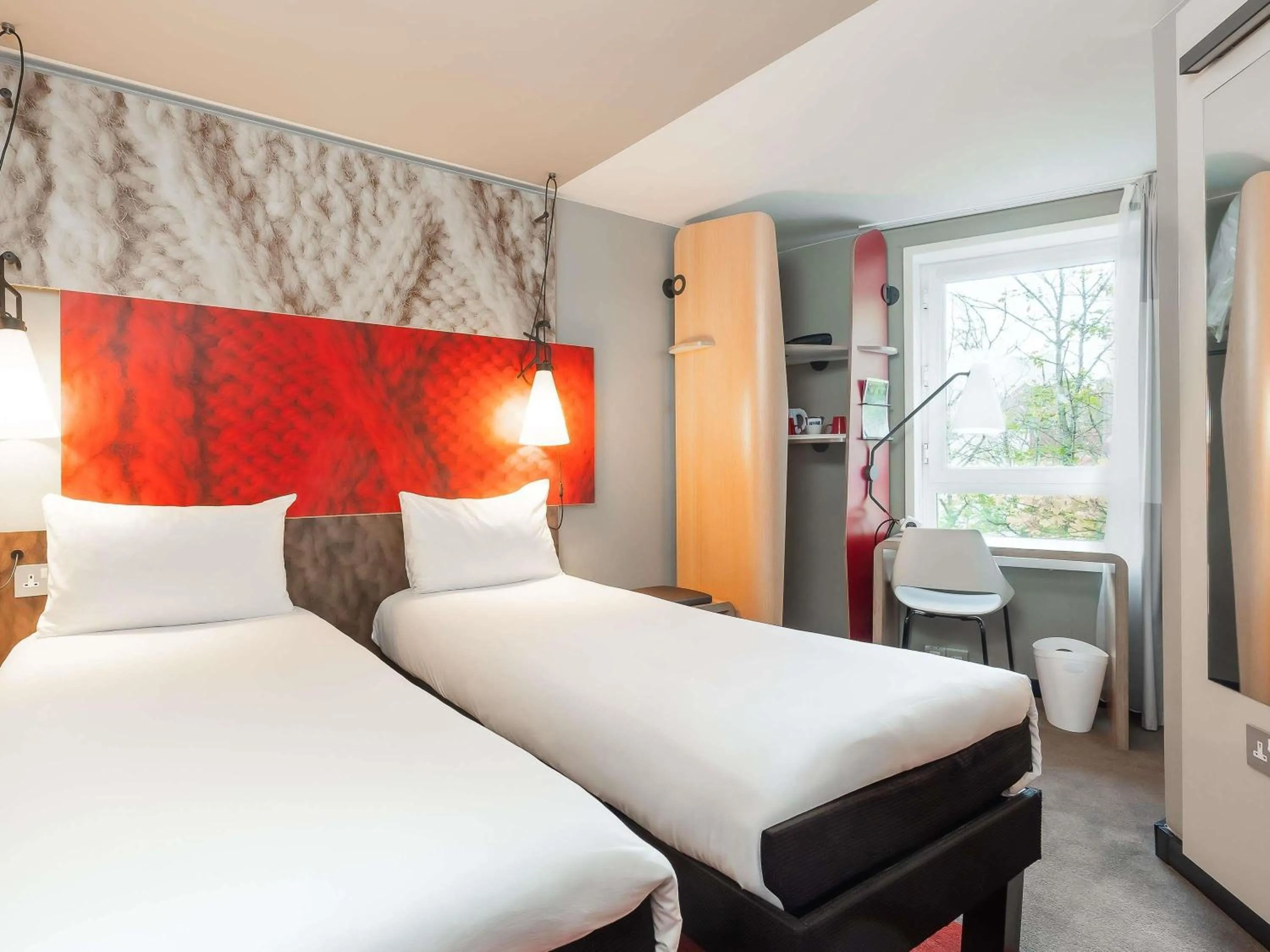 Bedroom, Bed in ibis Portsmouth