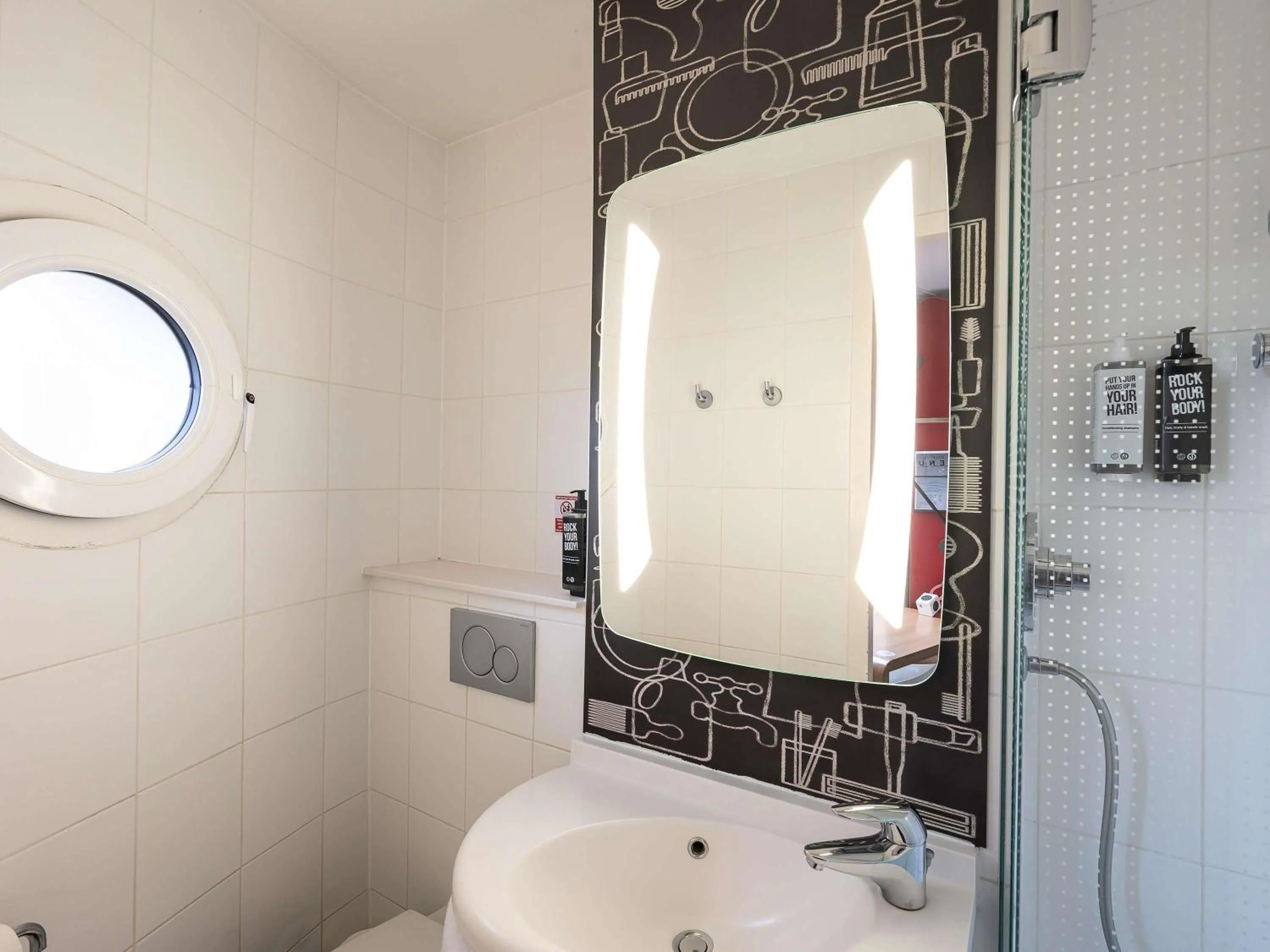 Bedroom in ibis Portsmouth