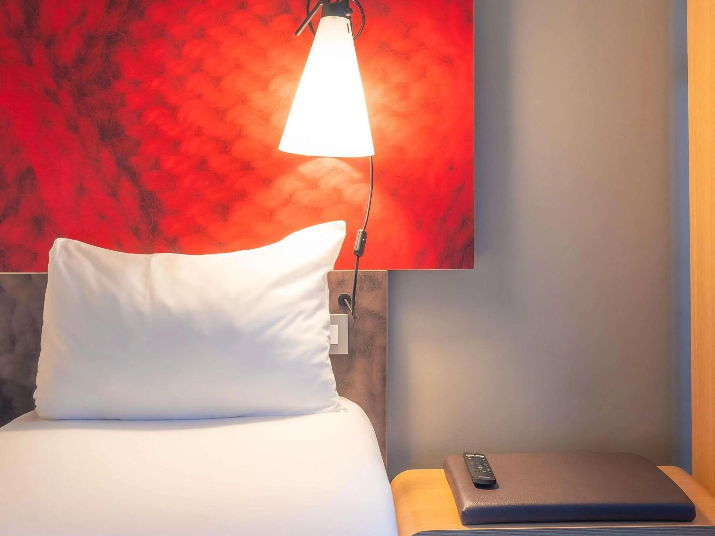 Bedroom, Bed in ibis Portsmouth