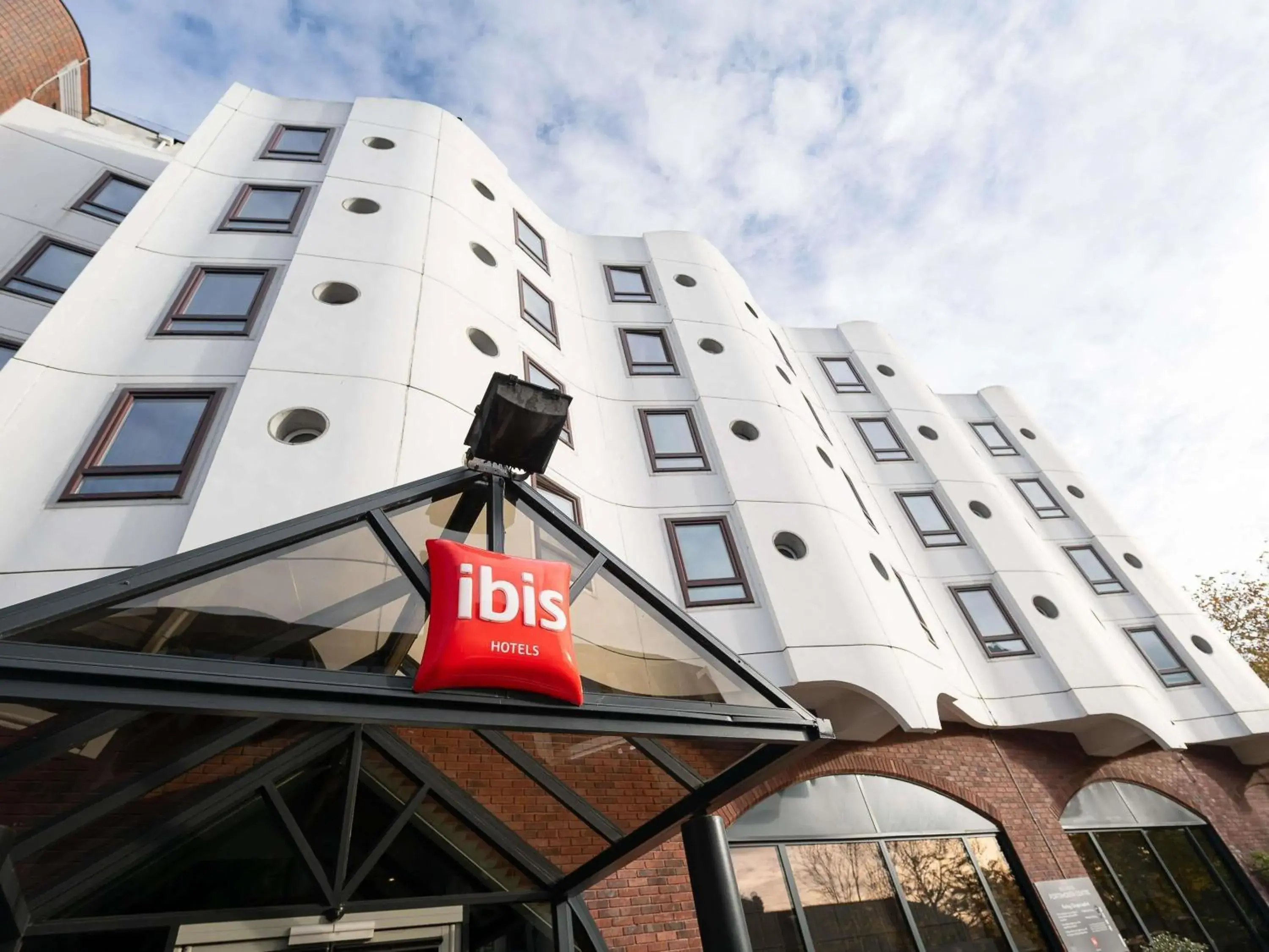 Property building in ibis Portsmouth Property building in ibis Portsmouth