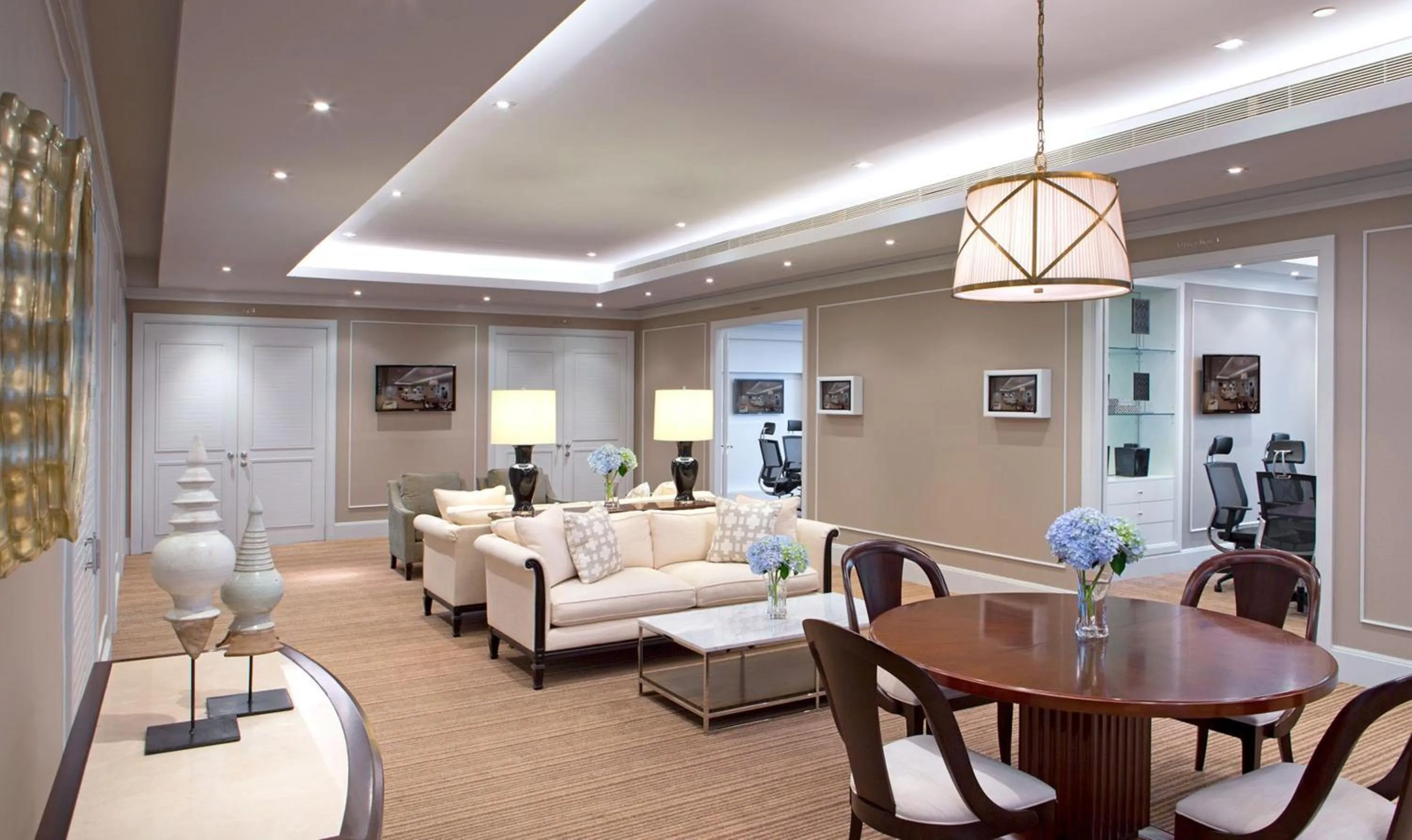 Lounge or bar in Oriental Residence Bangkok