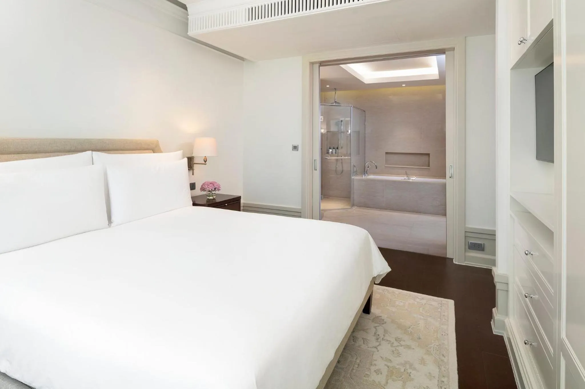 Photo of the whole room, Bed in Oriental Residence Bangkok