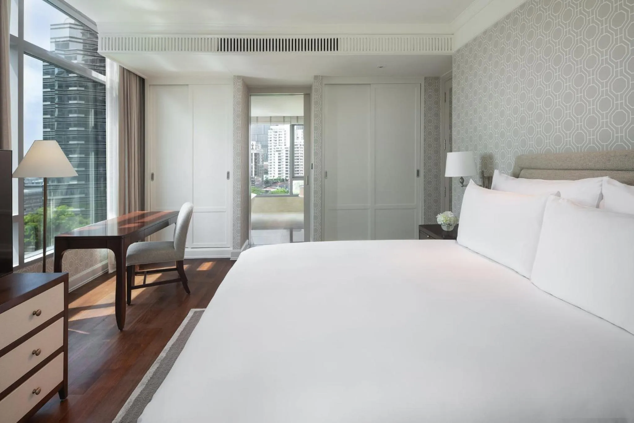 Photo of the whole room, Bed in Oriental Residence Bangkok