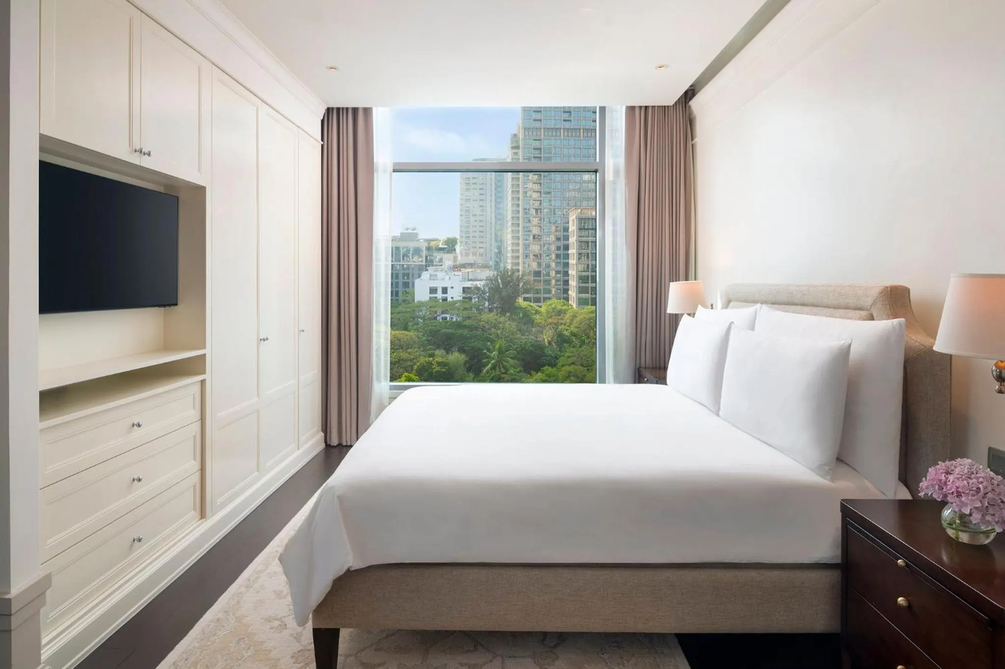 Photo of the whole room, Bed in Oriental Residence Bangkok