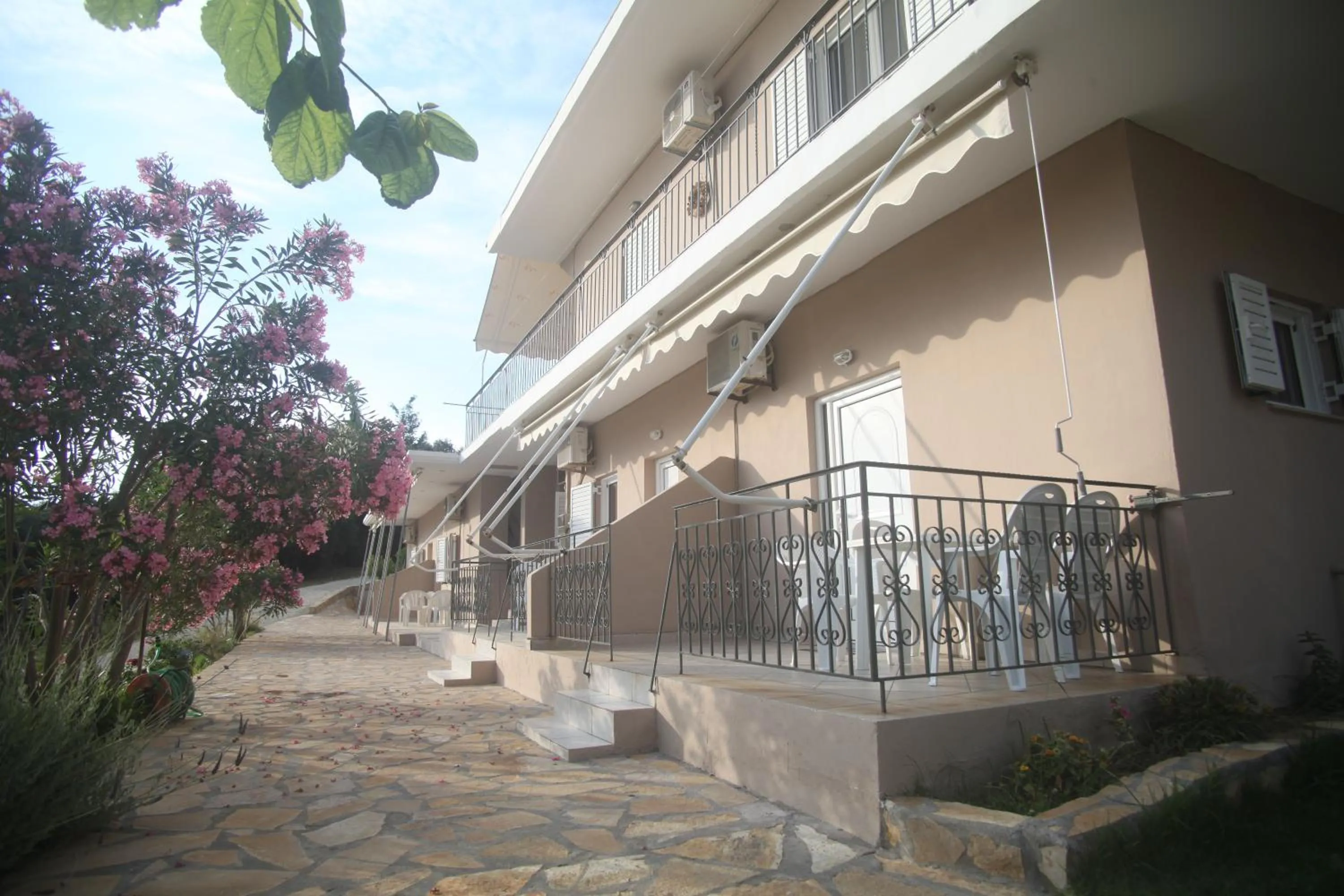Property building in Akrothalassia