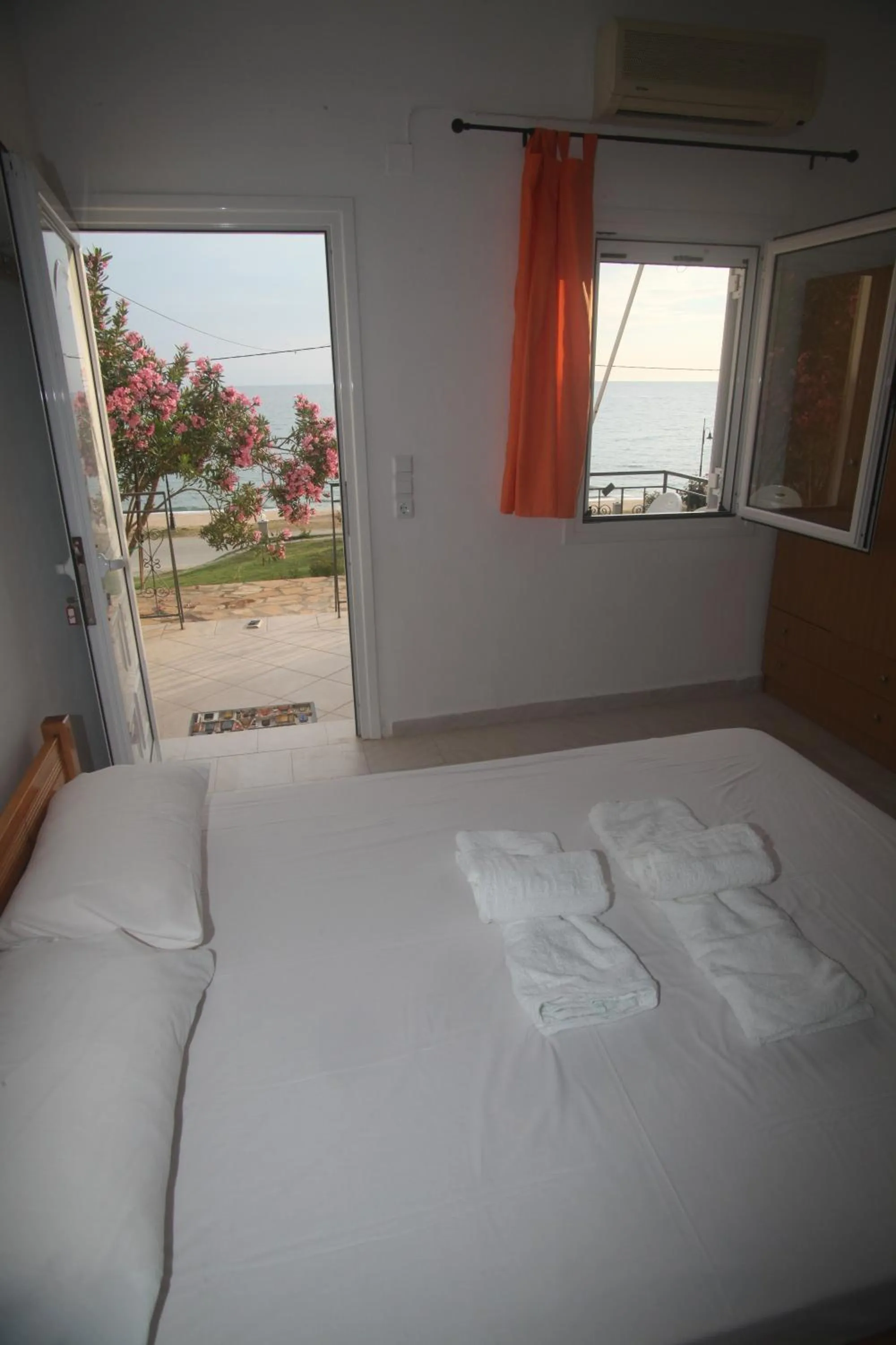 Bedroom, Bed in Akrothalassia
