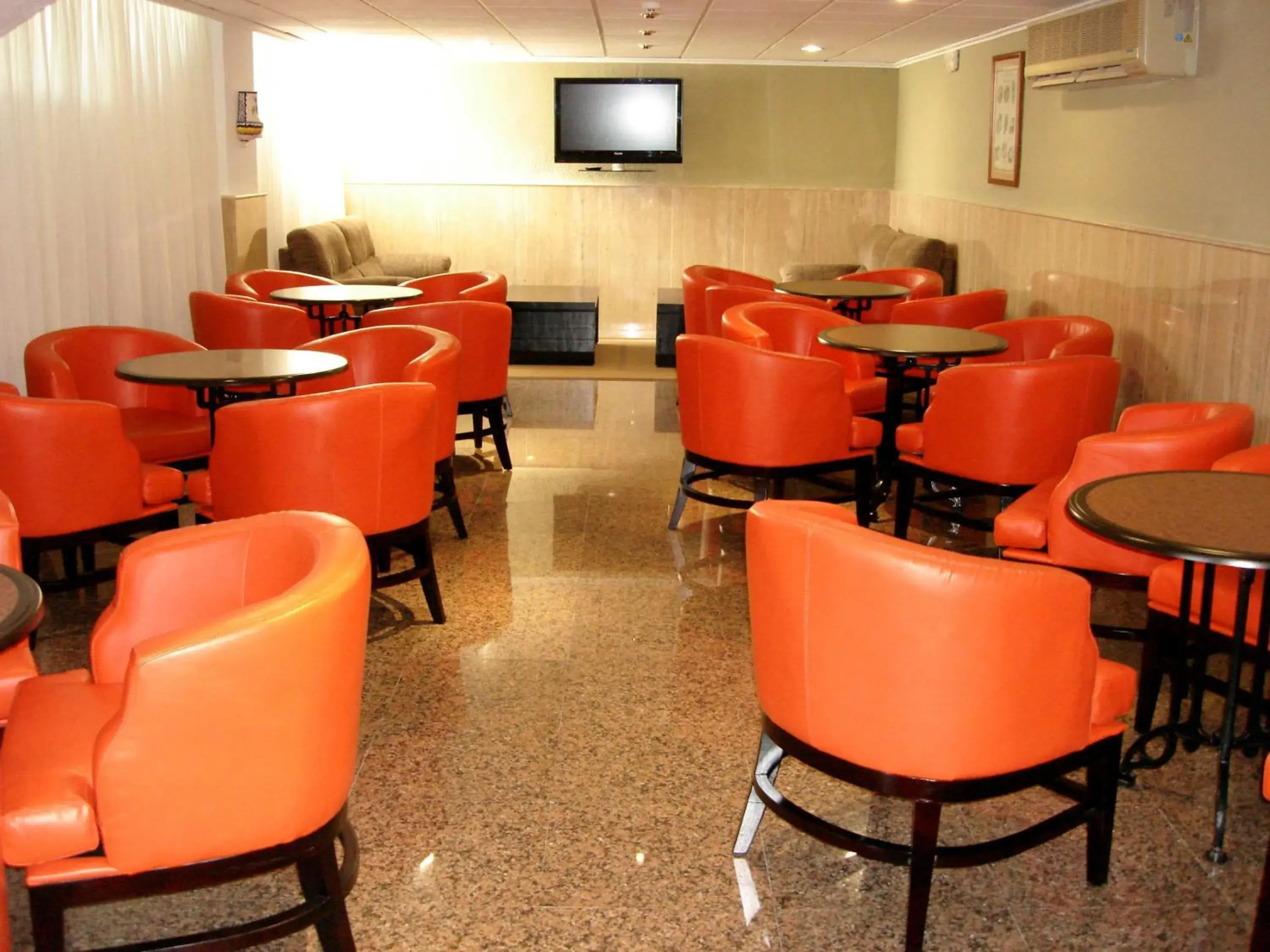 Communal lounge/ TV room in Hotel Villa Naranjos Communal lounge/ TV room in Hotel Villa Naranjos