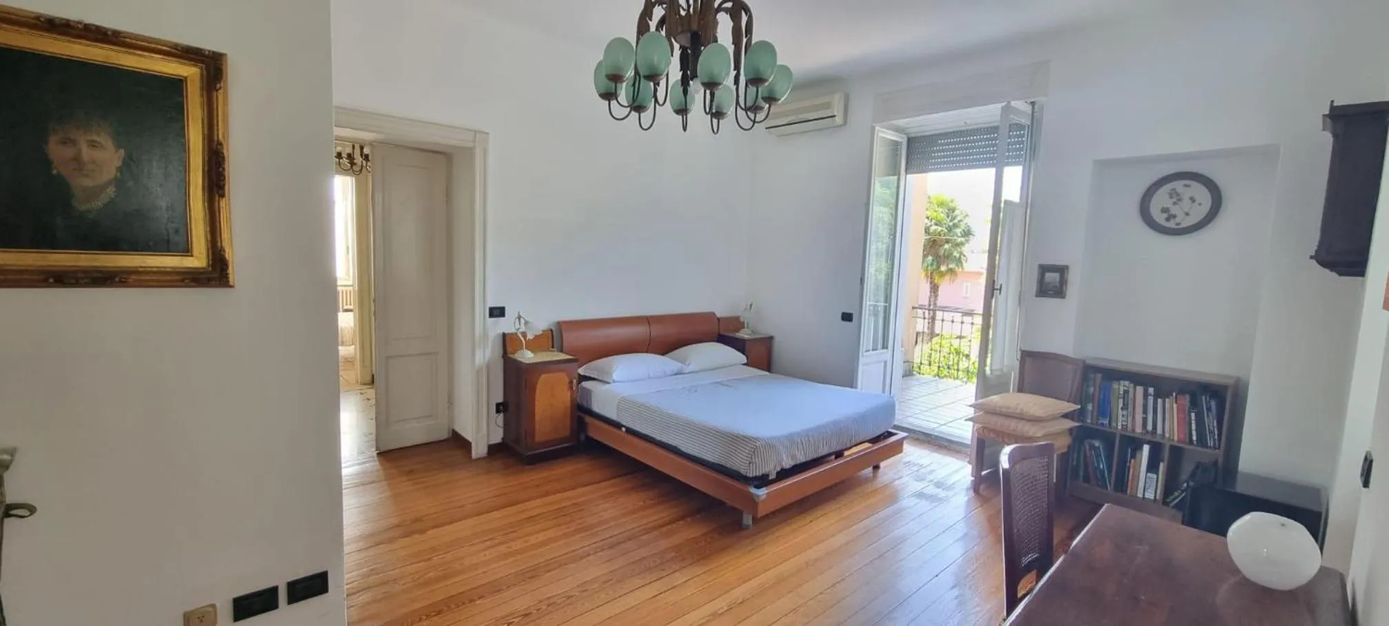 Photo of the whole room, Bed in Rainbow Relais