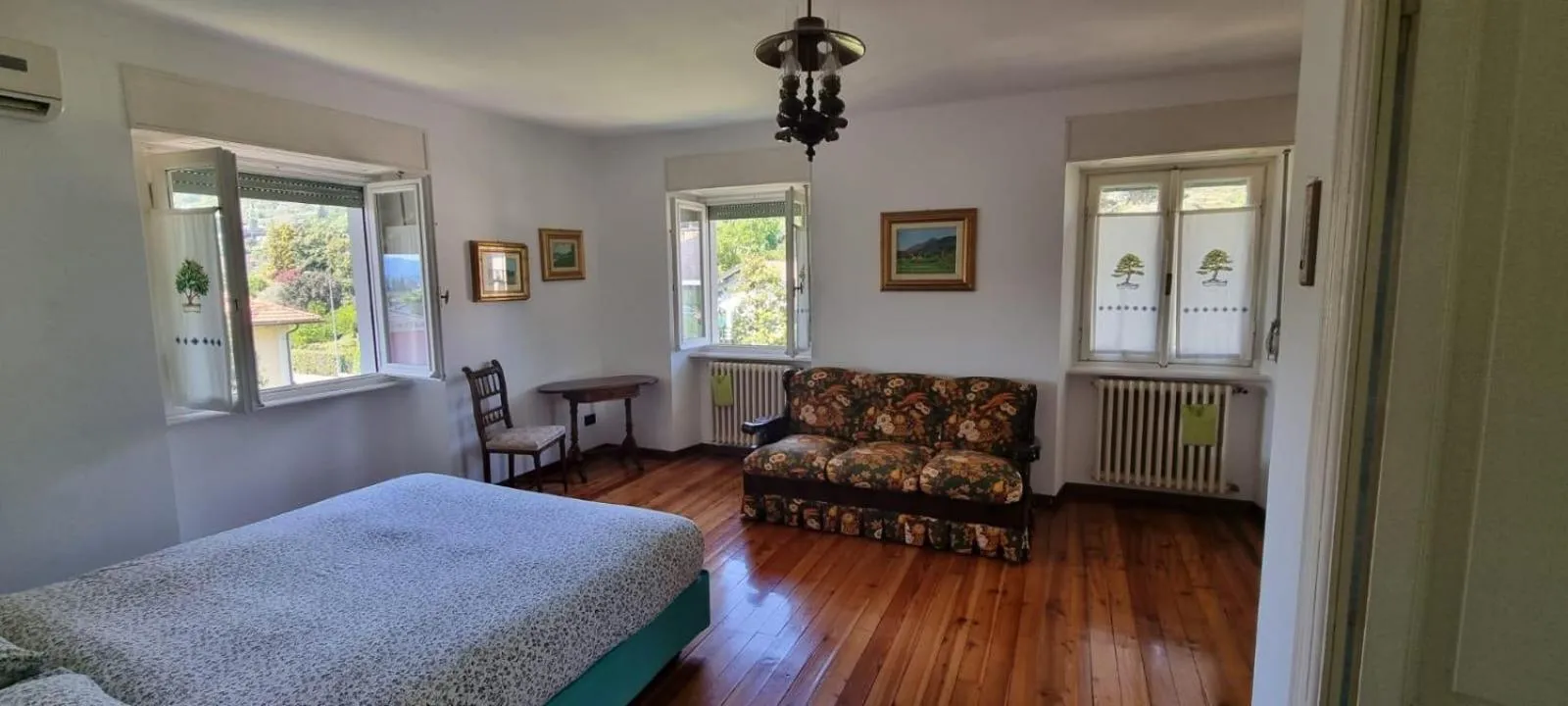 Photo of the whole room, Bed in Rainbow Relais