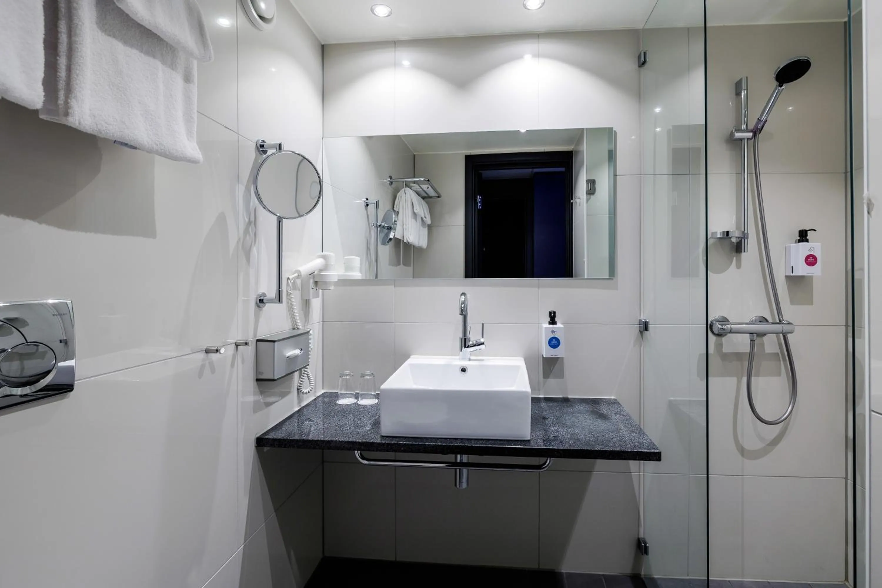 Shower in Quality Hotel Expo