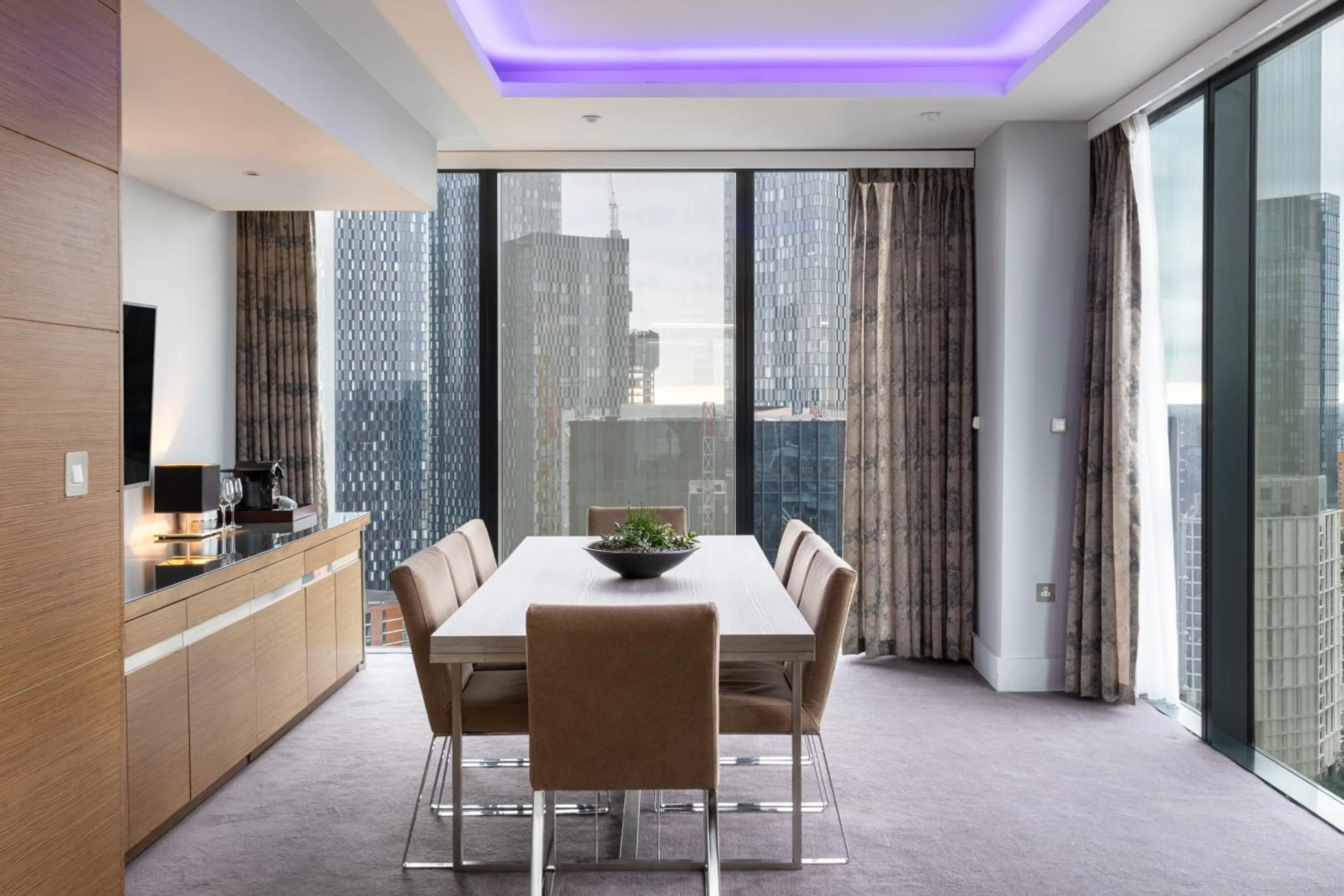 Dining area in The Manchester Deansgate Hotel, by IHG