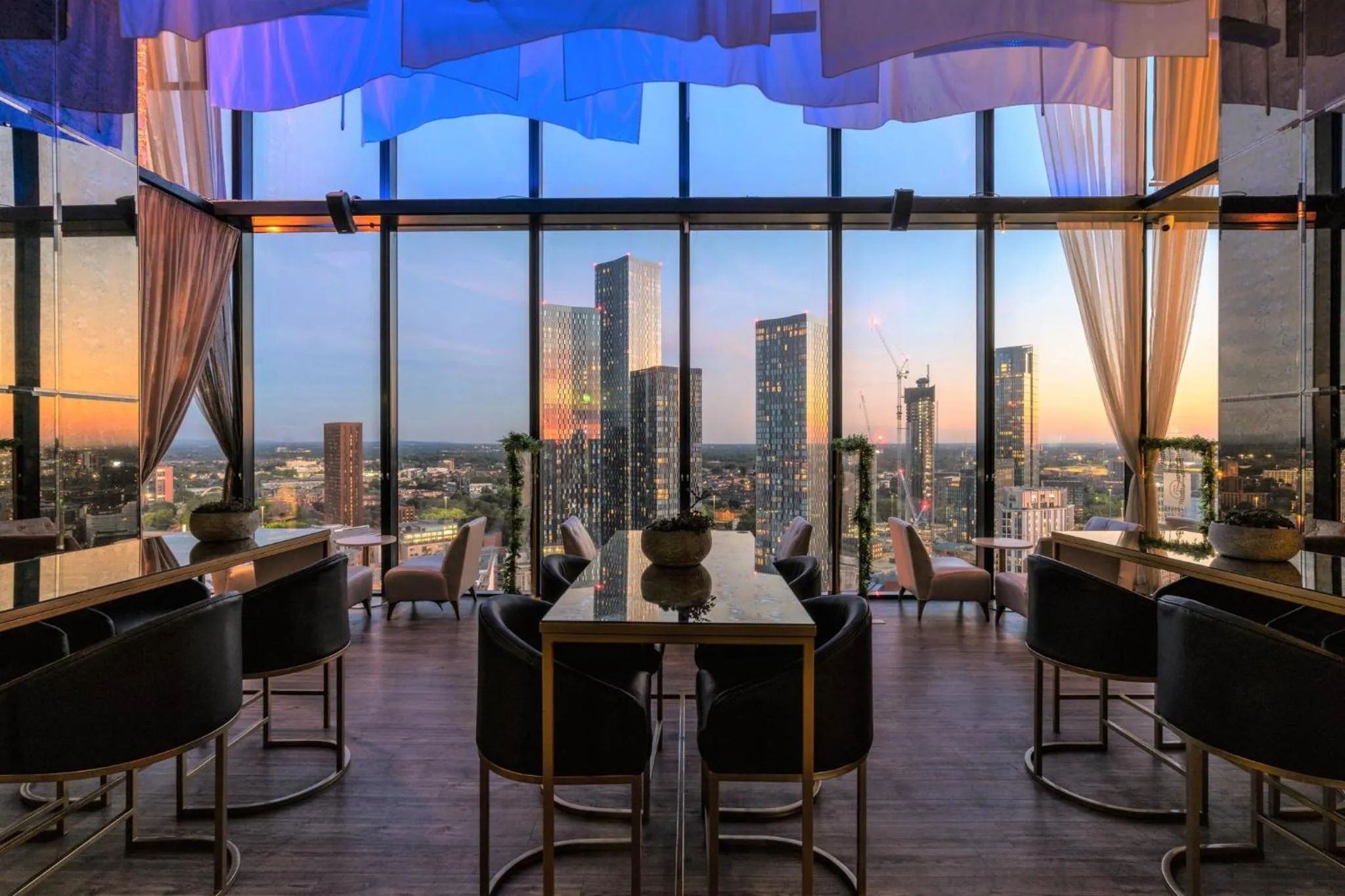 Lounge or bar in The Manchester Deansgate Hotel, by IHG