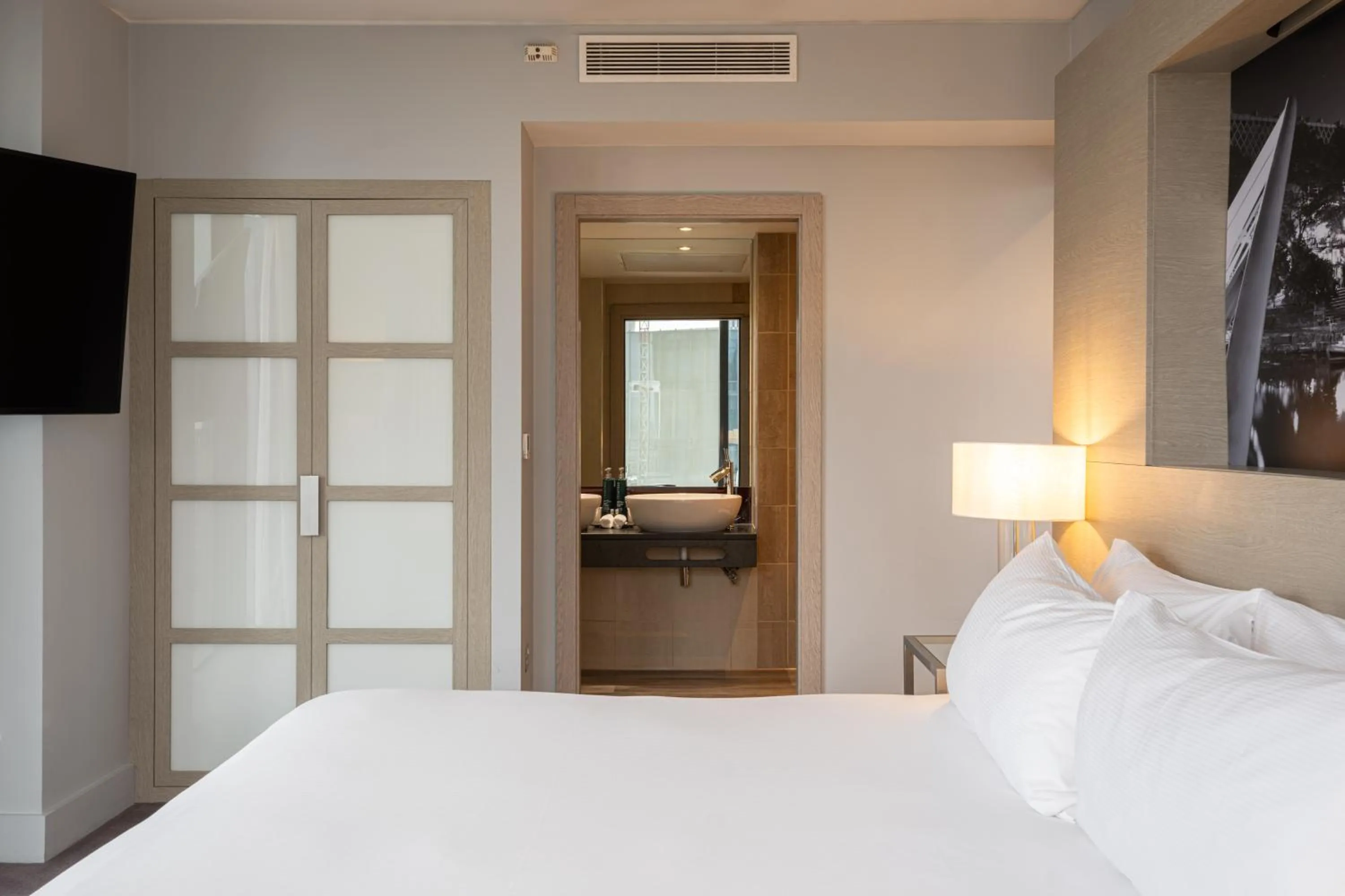 Bedroom, Bed in The Manchester Deansgate Hotel, by IHG