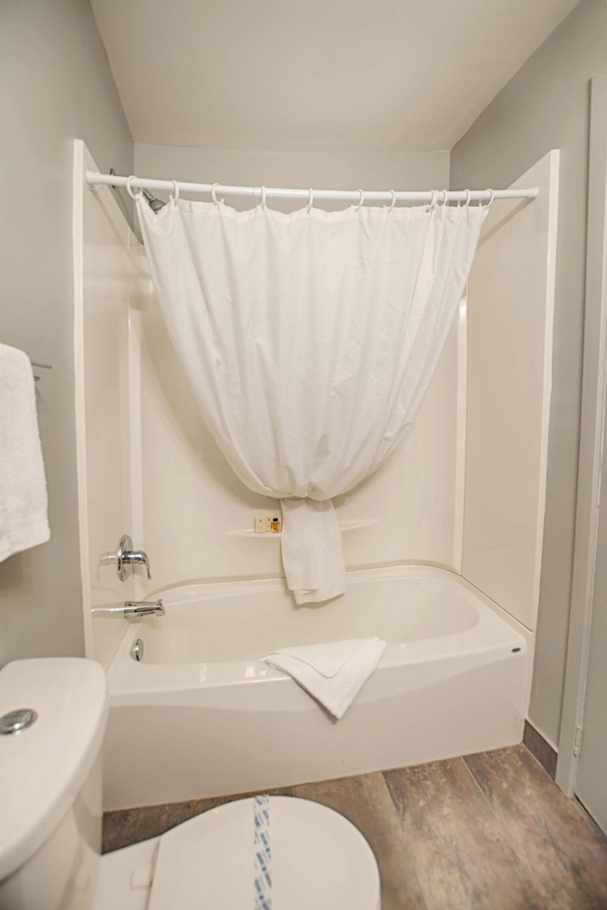 Bathroom in Le Fabreville Motel & Suites