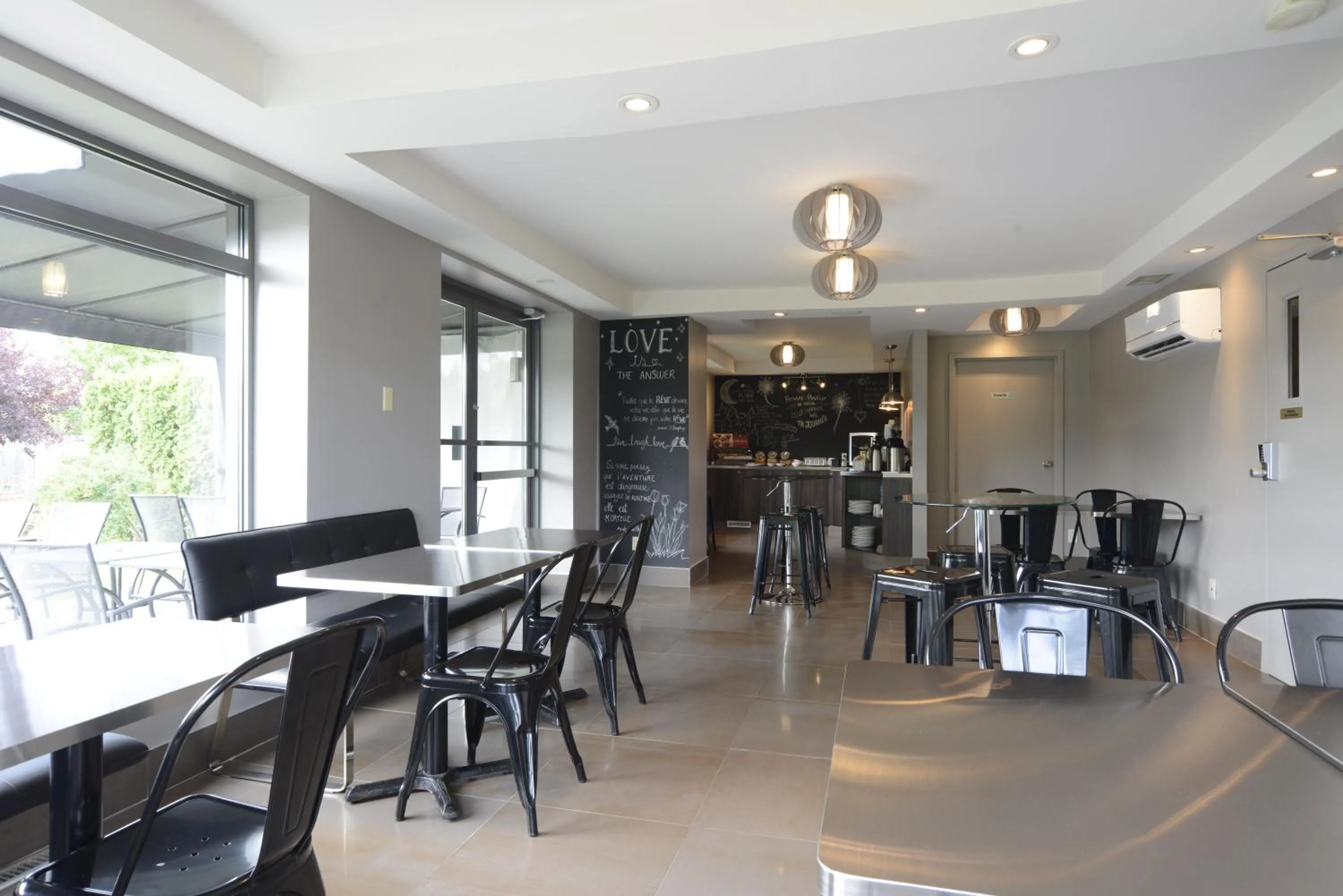 Continental breakfast in Le Fabreville Motel & Suites