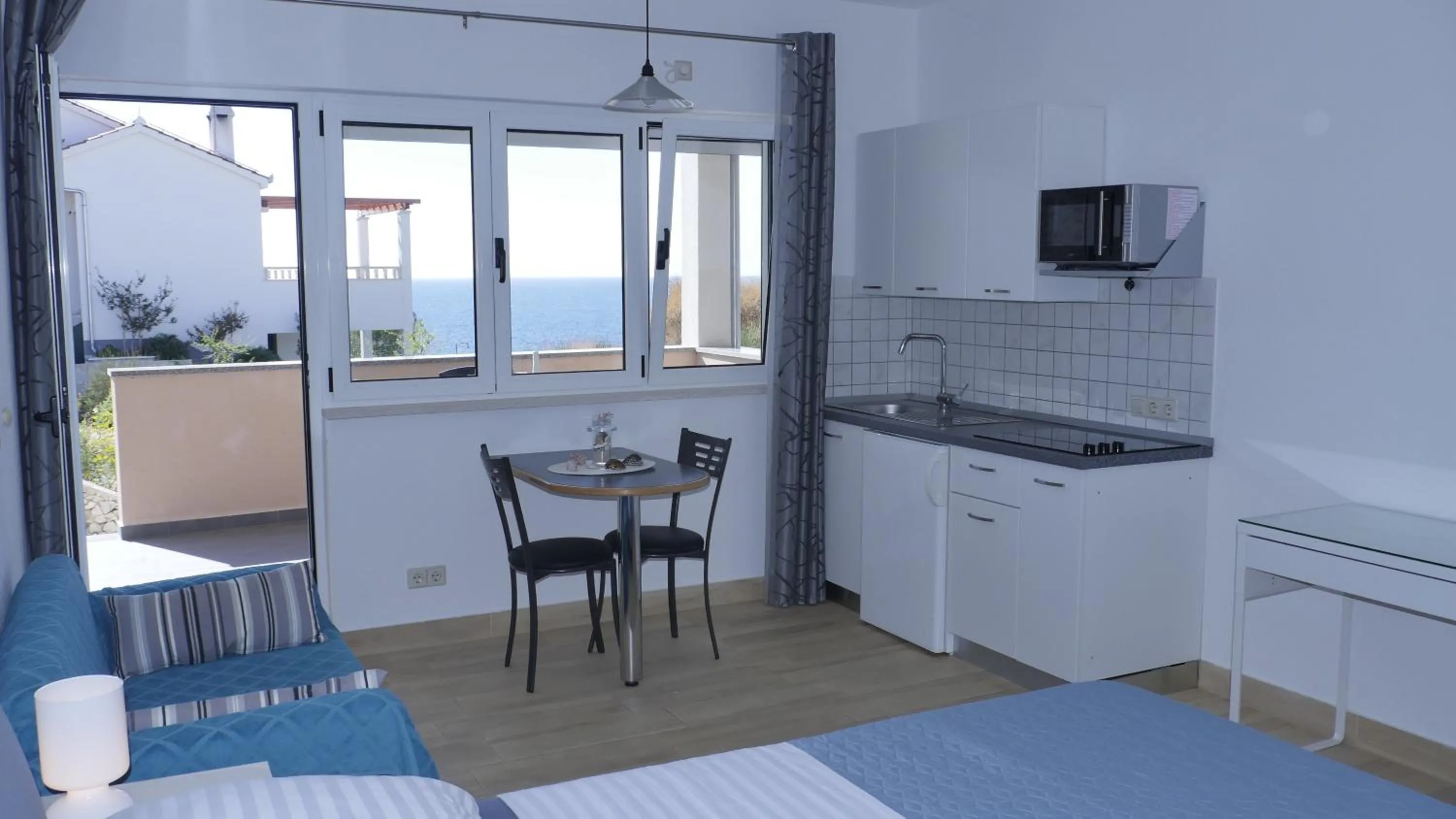 Kitchen or kitchenette in Direkt am Meer-Apartments Puntaplanka