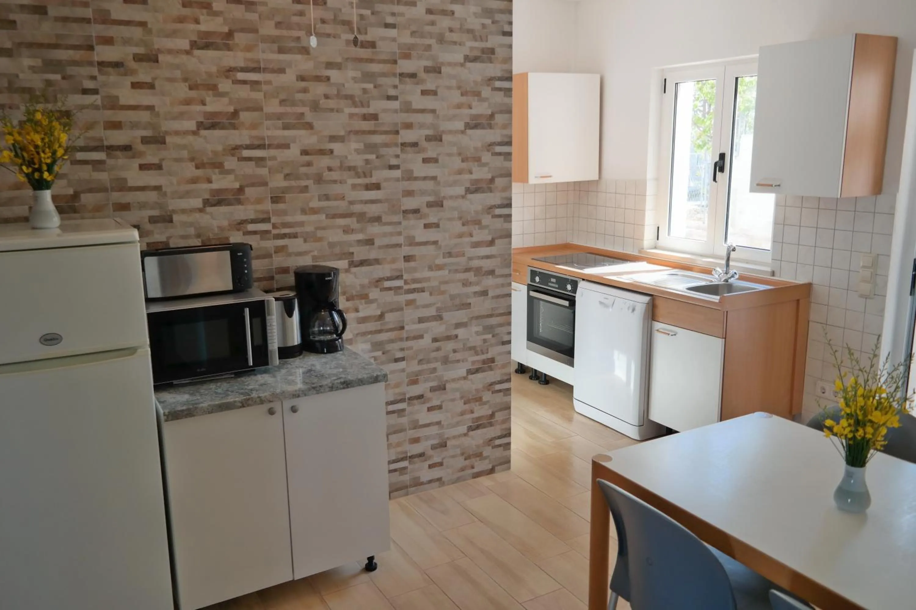 Kitchen or kitchenette in Direkt am Meer-Apartments Puntaplanka