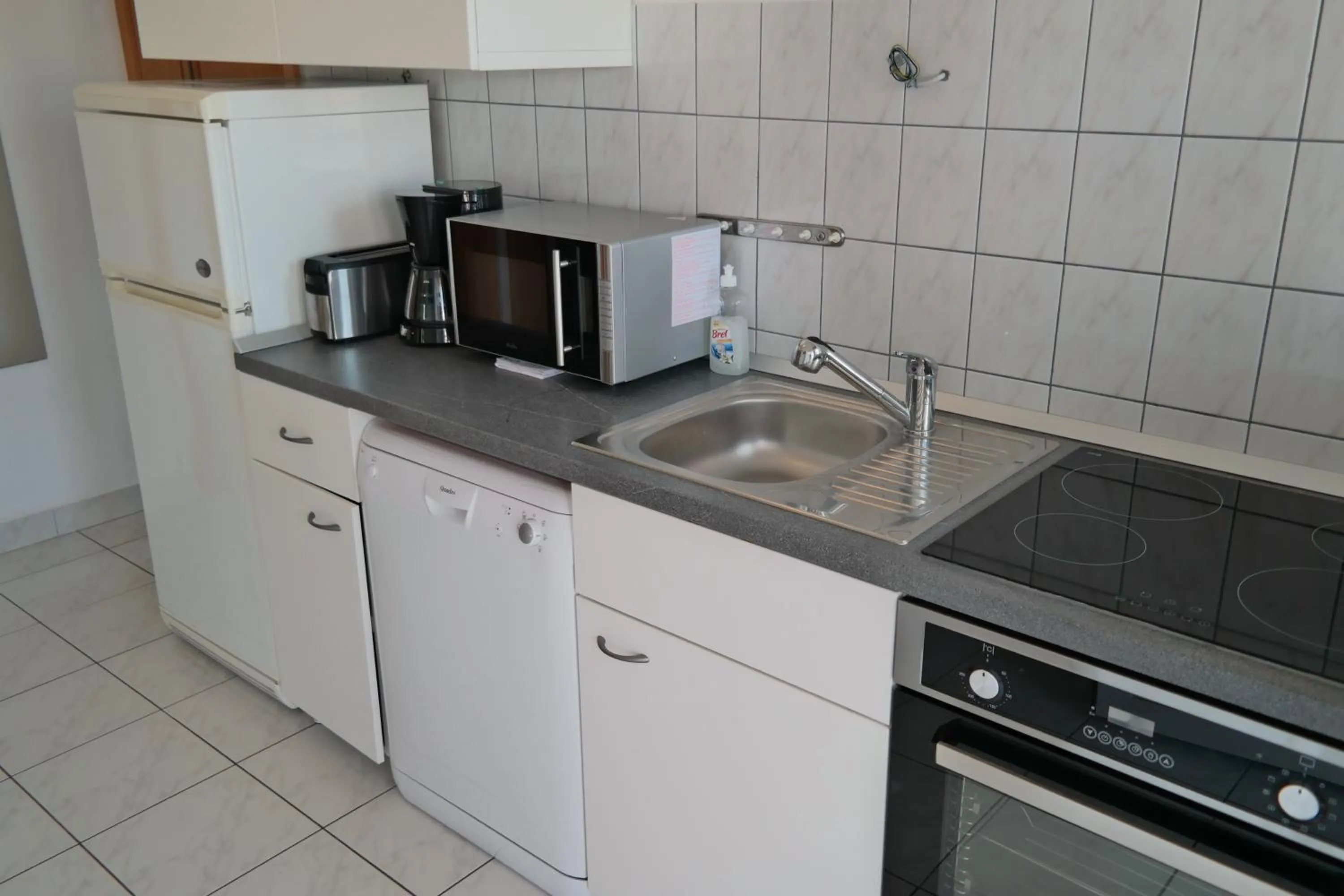 Kitchen or kitchenette in Direkt am Meer-Apartments Puntaplanka