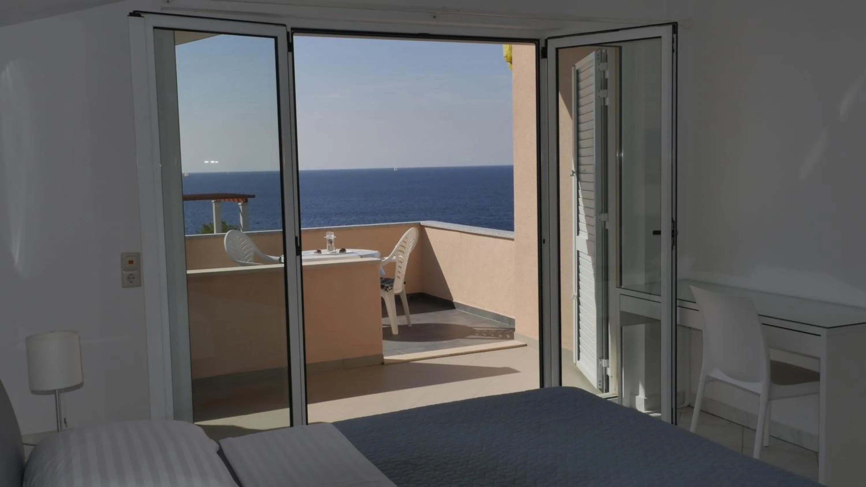 Sea view, Bed in Direkt am Meer-Apartments Puntaplanka