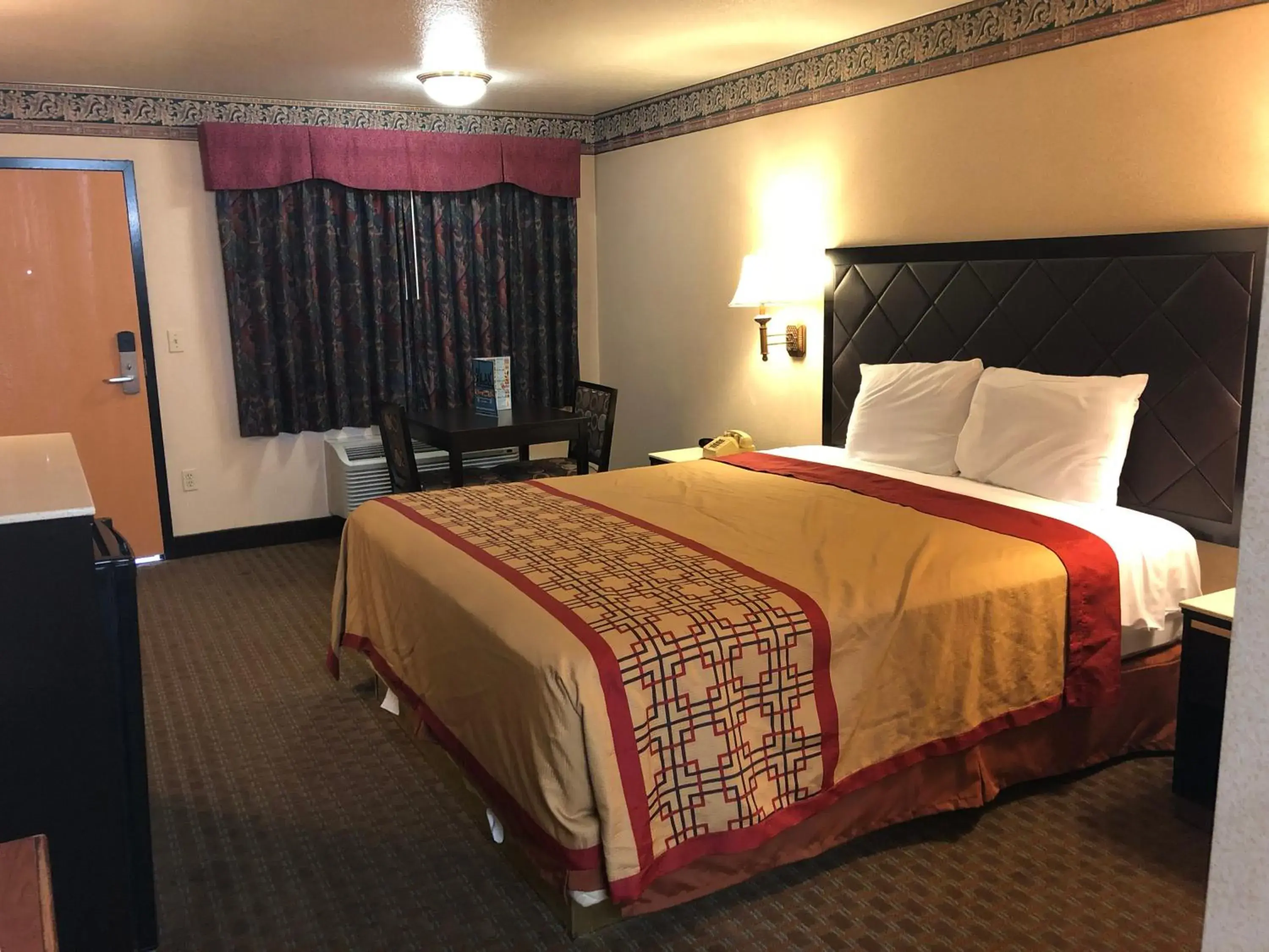 Photo of the whole room, Bed in La Mirage Inn LAX Airport Photo of the whole room, Bed in La Mirage Inn LAX Airport