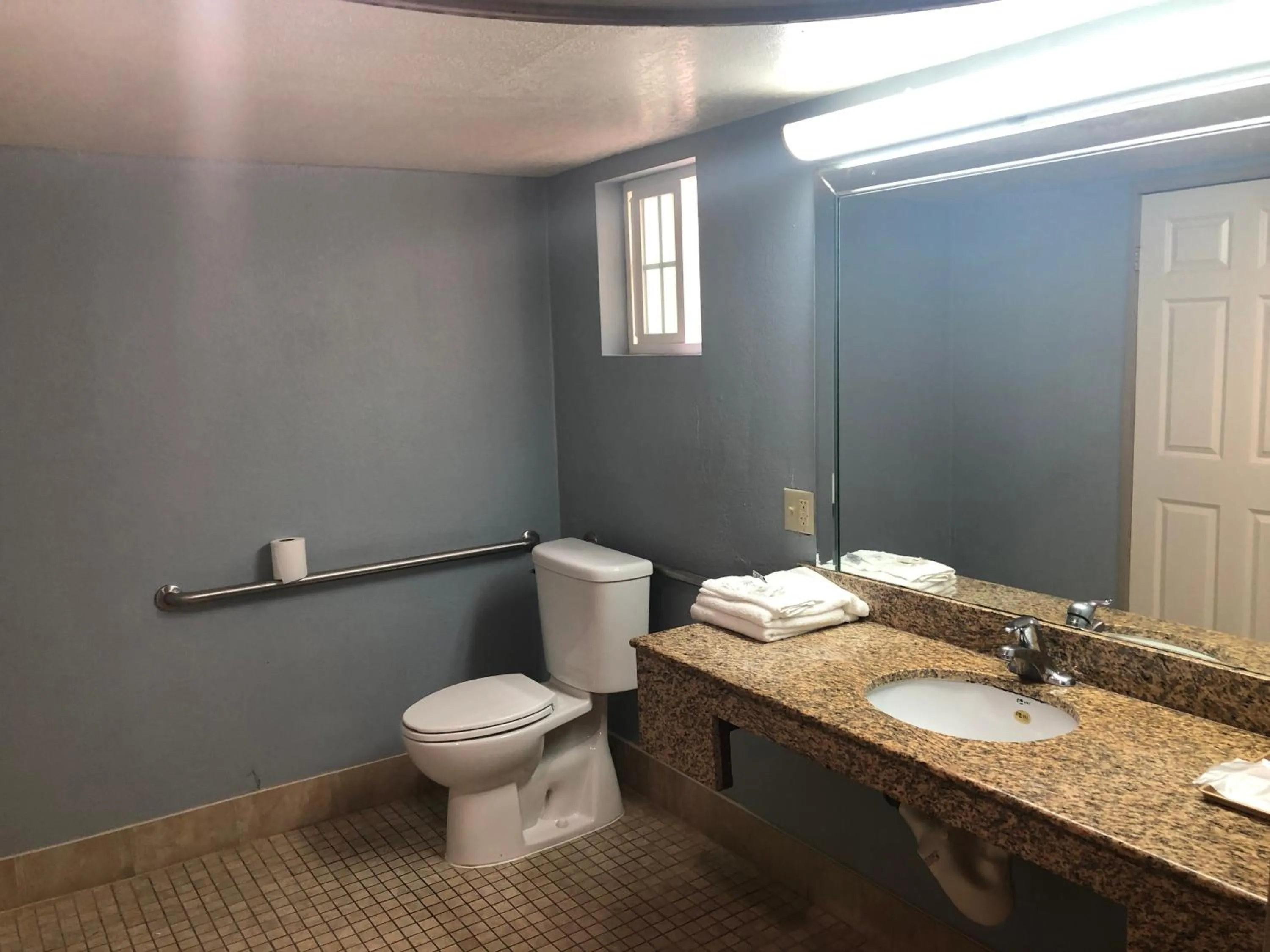 Bathroom in La Mirage Inn LAX Airport