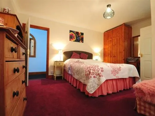 Photo of the whole room, Bed in Swallows Rest