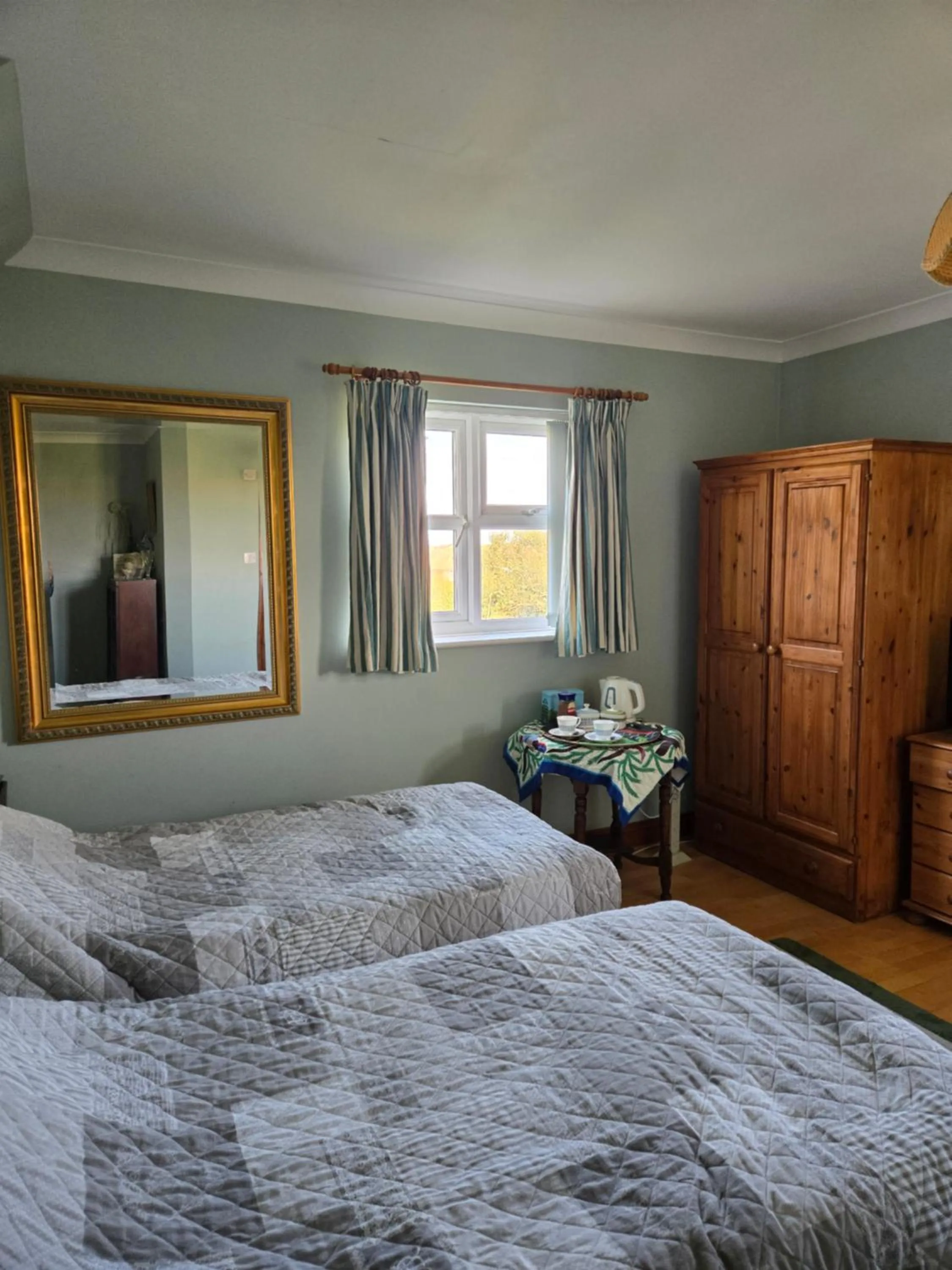 Photo of the whole room, Bed in Swallows Rest