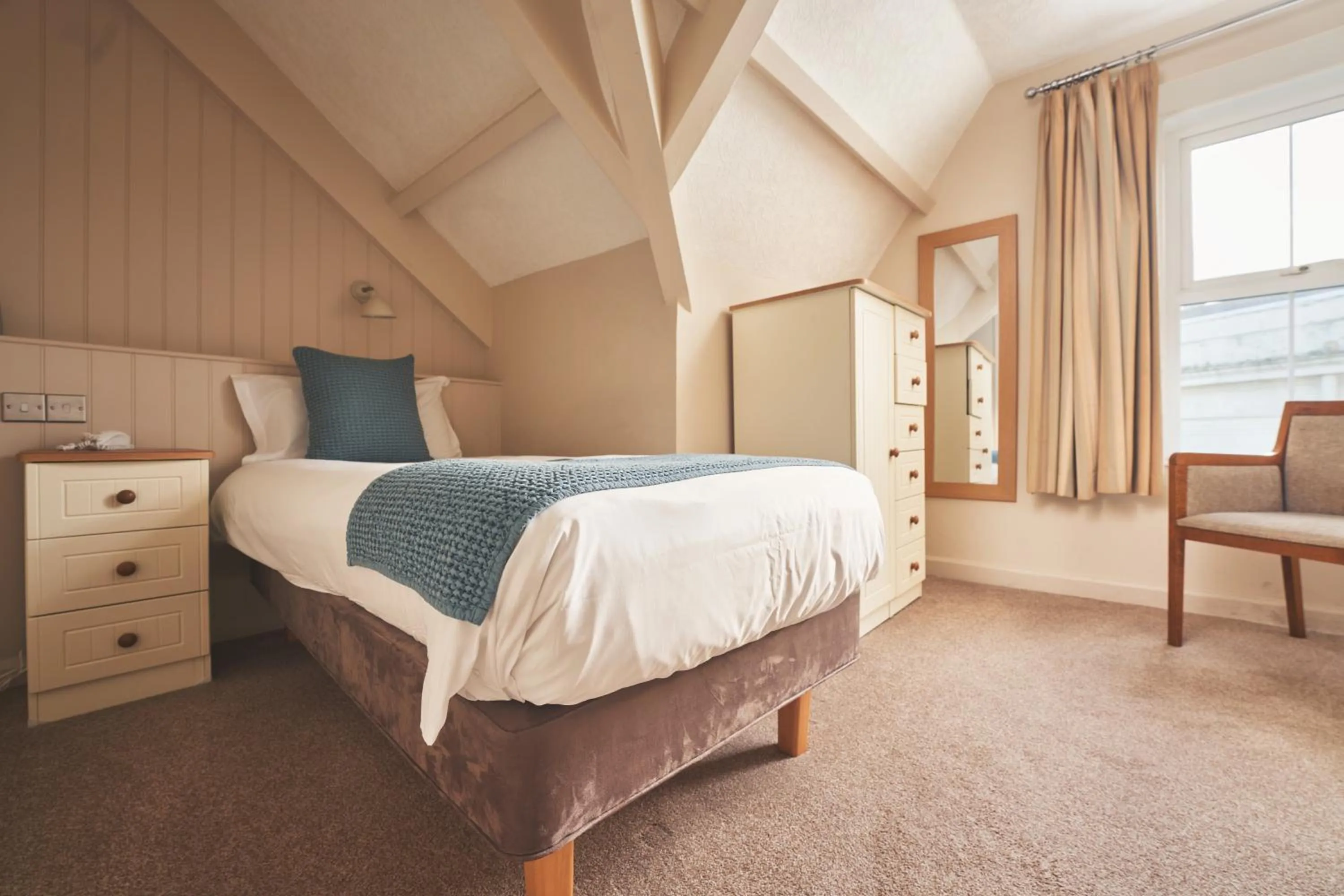 Photo of the whole room, Bed in Great Western