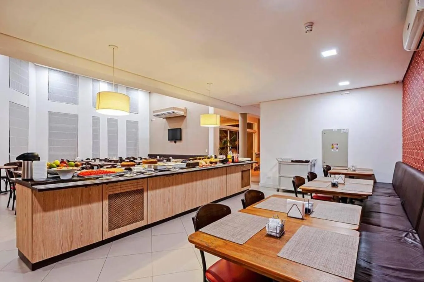 Buffet breakfast in Camboriu Express