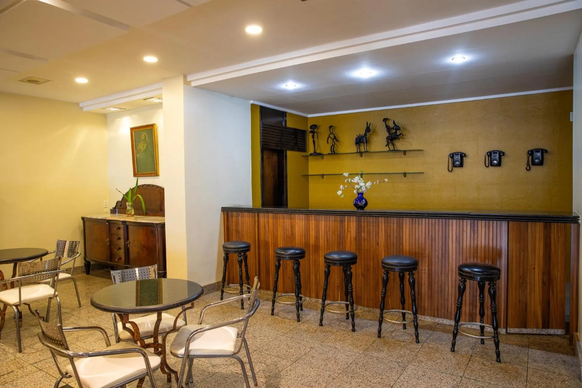 Restaurant/places to eat in Ritz Plaza Hotel