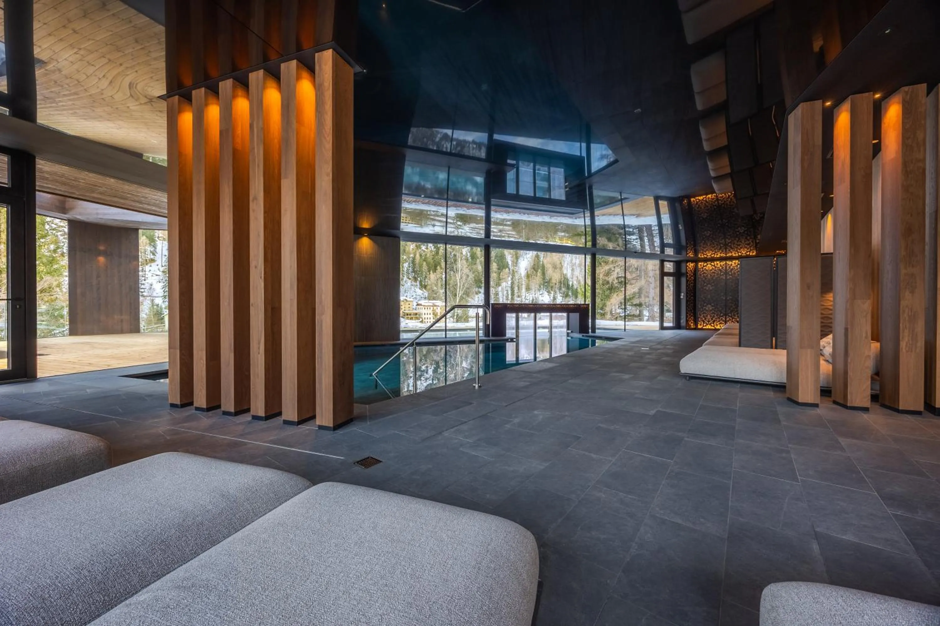 Swimming pool in Hotel Vioz