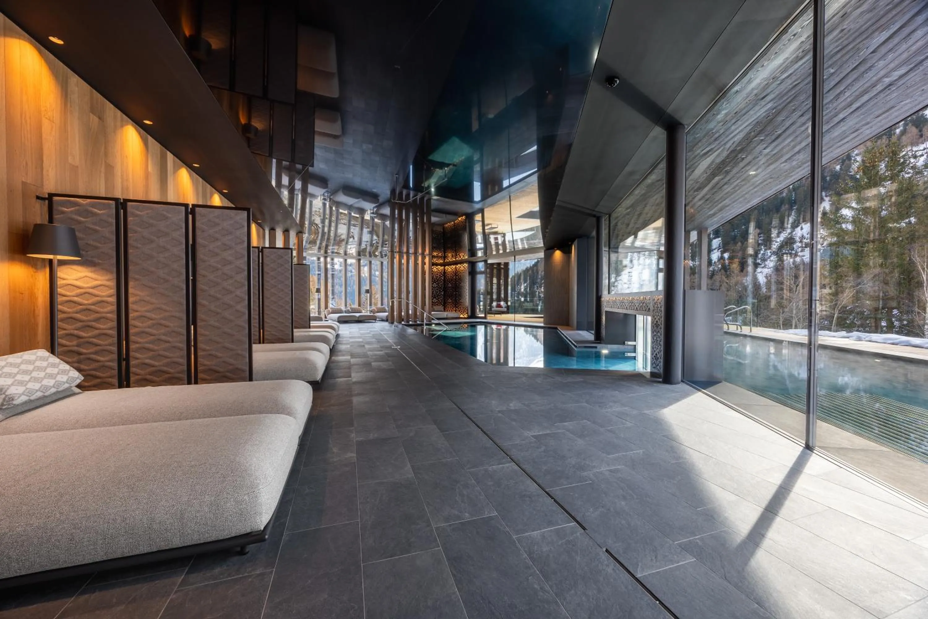 Swimming pool in Hotel Vioz