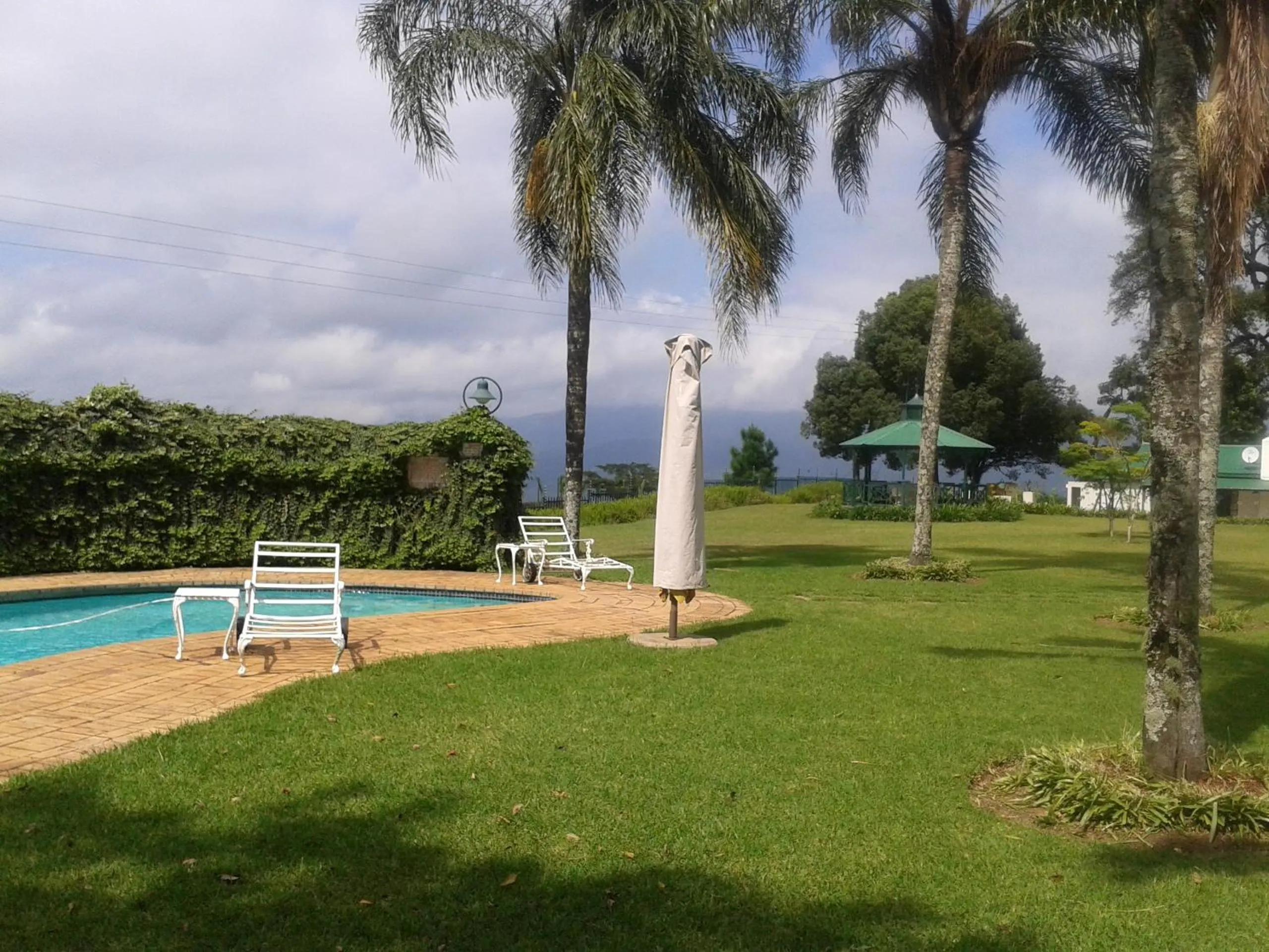 Swimming pool in Sherwood's Country House