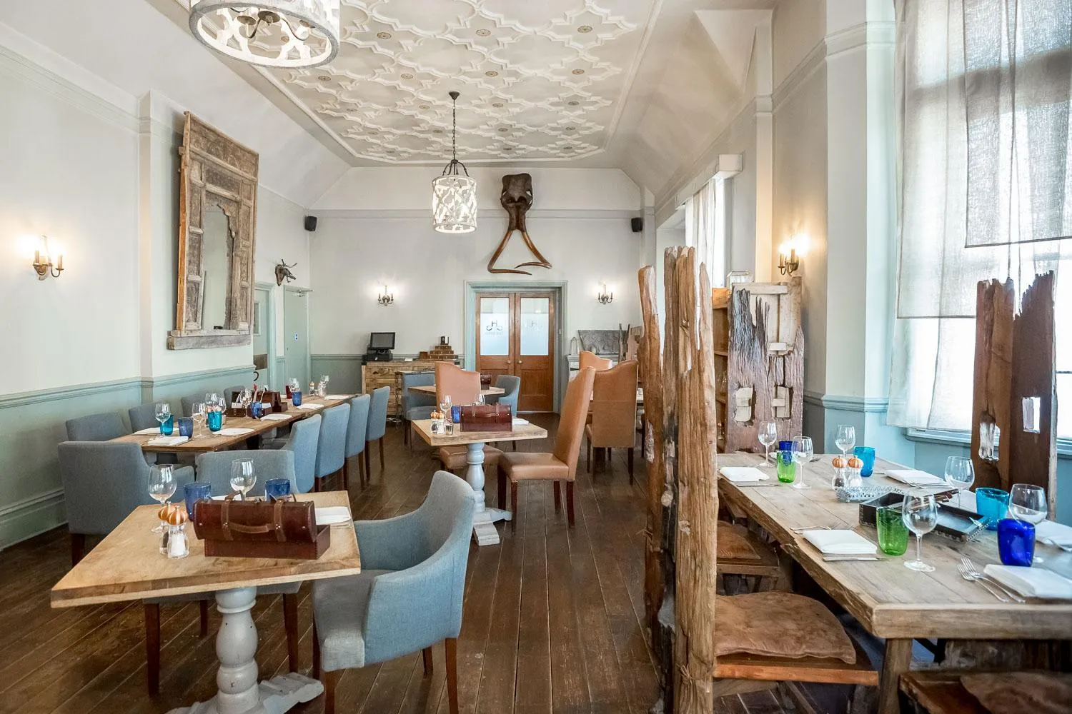 Restaurant/places to eat in Elephant Hotel