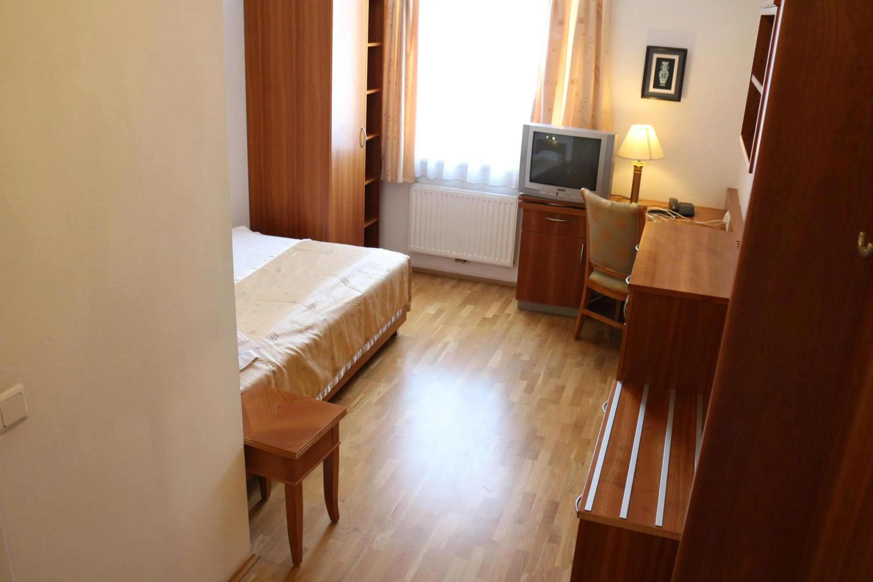 Photo of the whole room, Bed in Hotel Wasserpalast - breakfast for free!!!