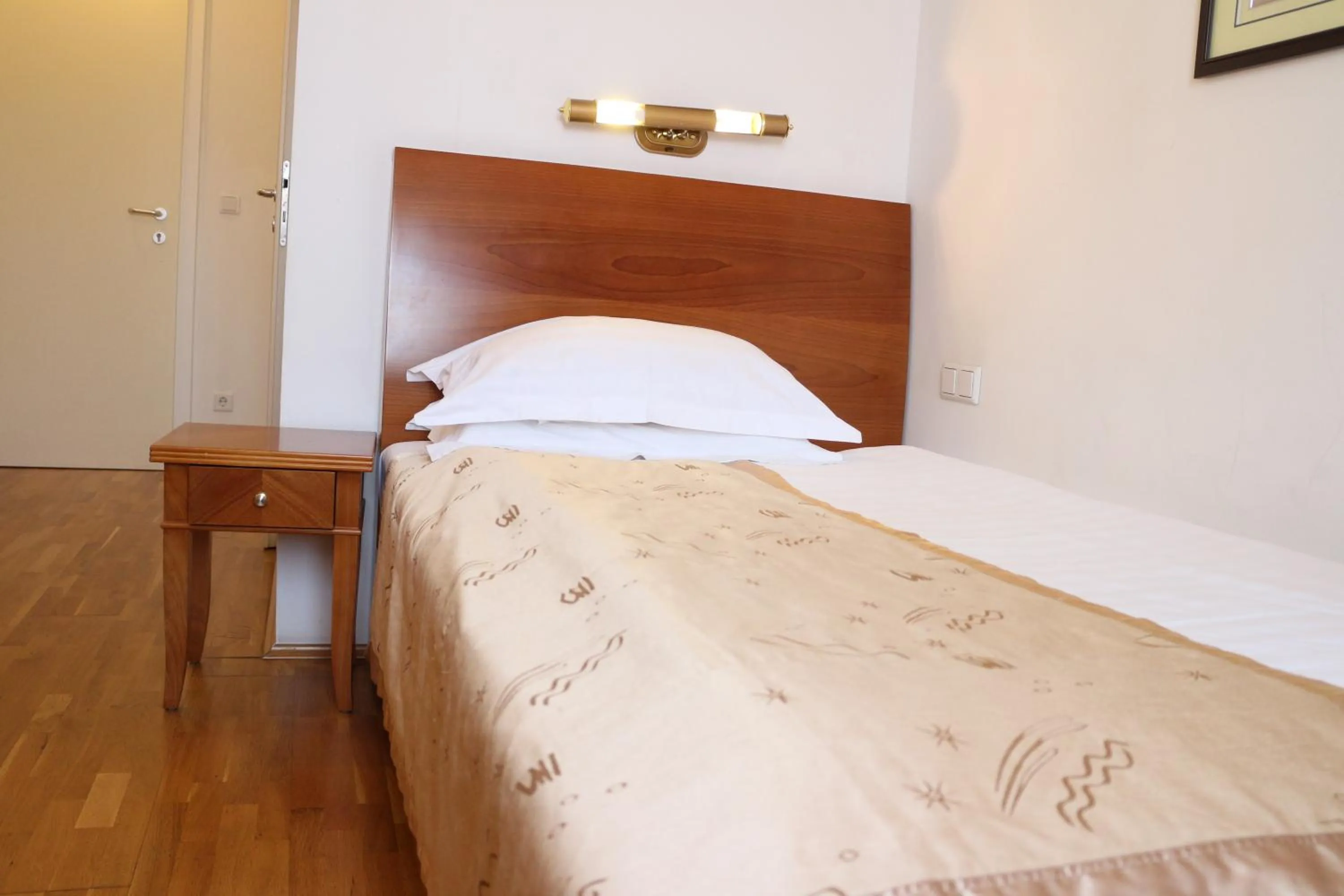 Bed in Hotel Wasserpalast - breakfast for free!!!